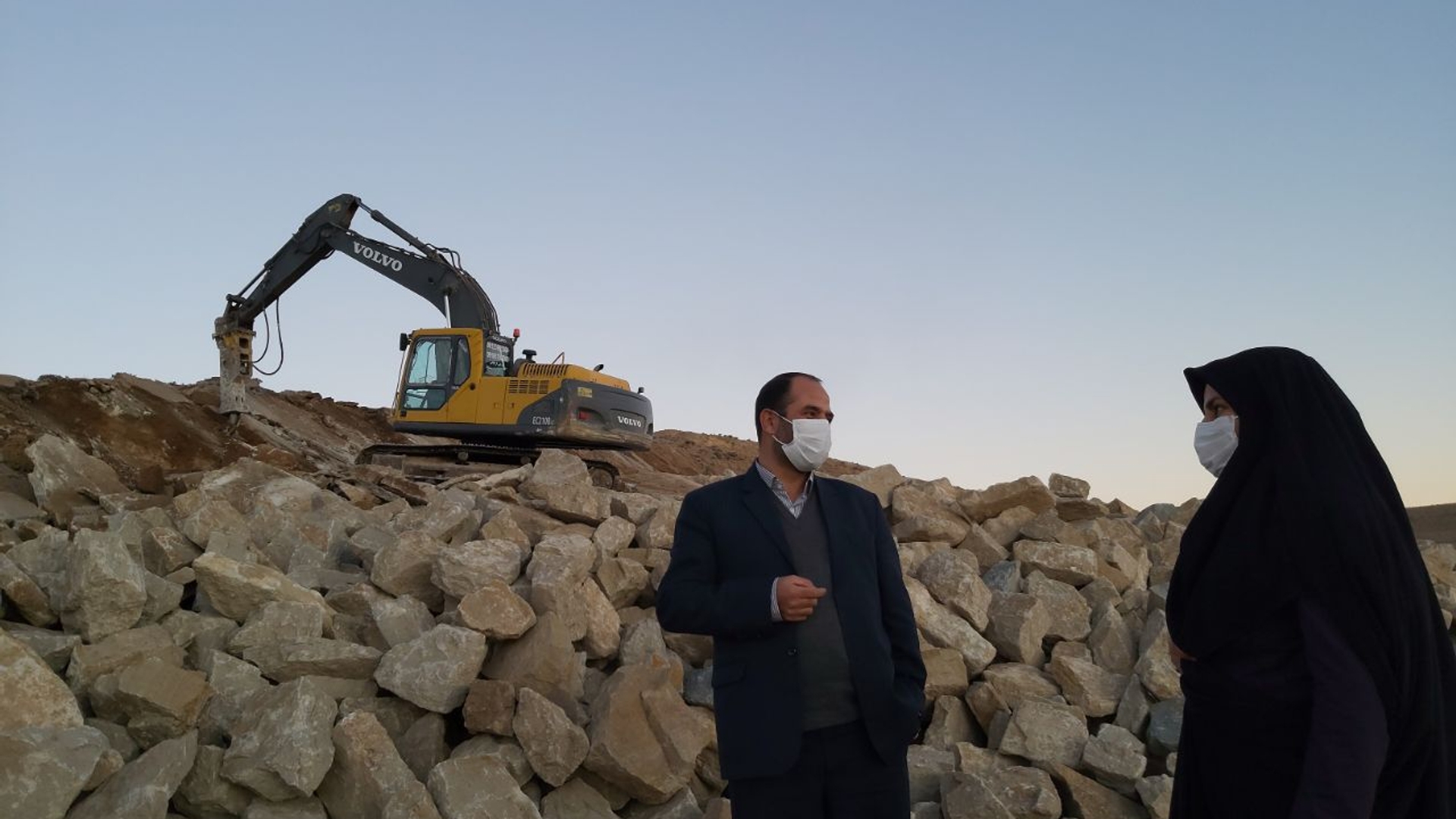 بازدید فراهانی سرپرست فرمانداری شهرستان آشتیان به اتفاق آشتیانی معاون فرماندار از معدن سنگ روستای کردیجان