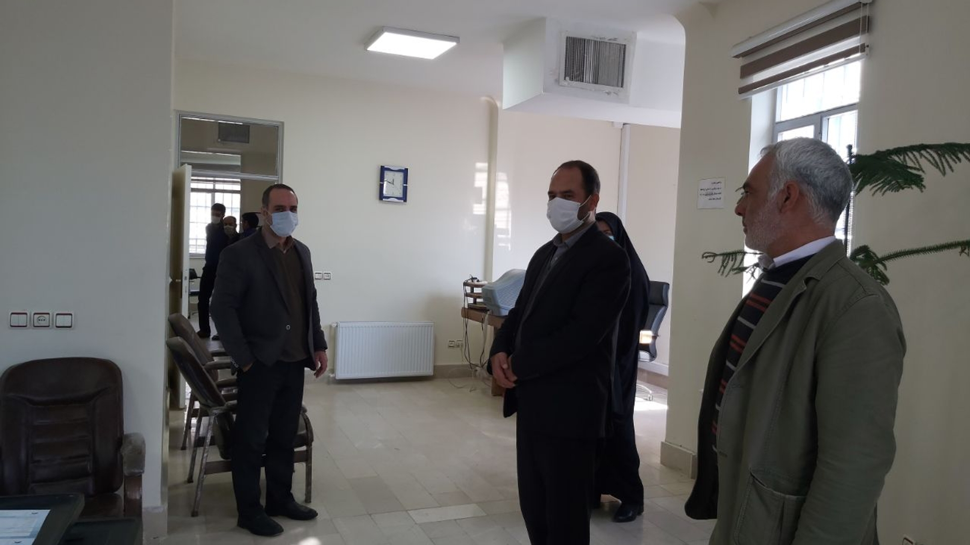 بازدید سرزده فراهانی سرپرست فرمانداری به اتفاق معاون فرماندار از اداره امور آب و فاضلاب شهرستان  و بررسی نحوه خدمات رسانی به مراجعین و انجام امور محوله