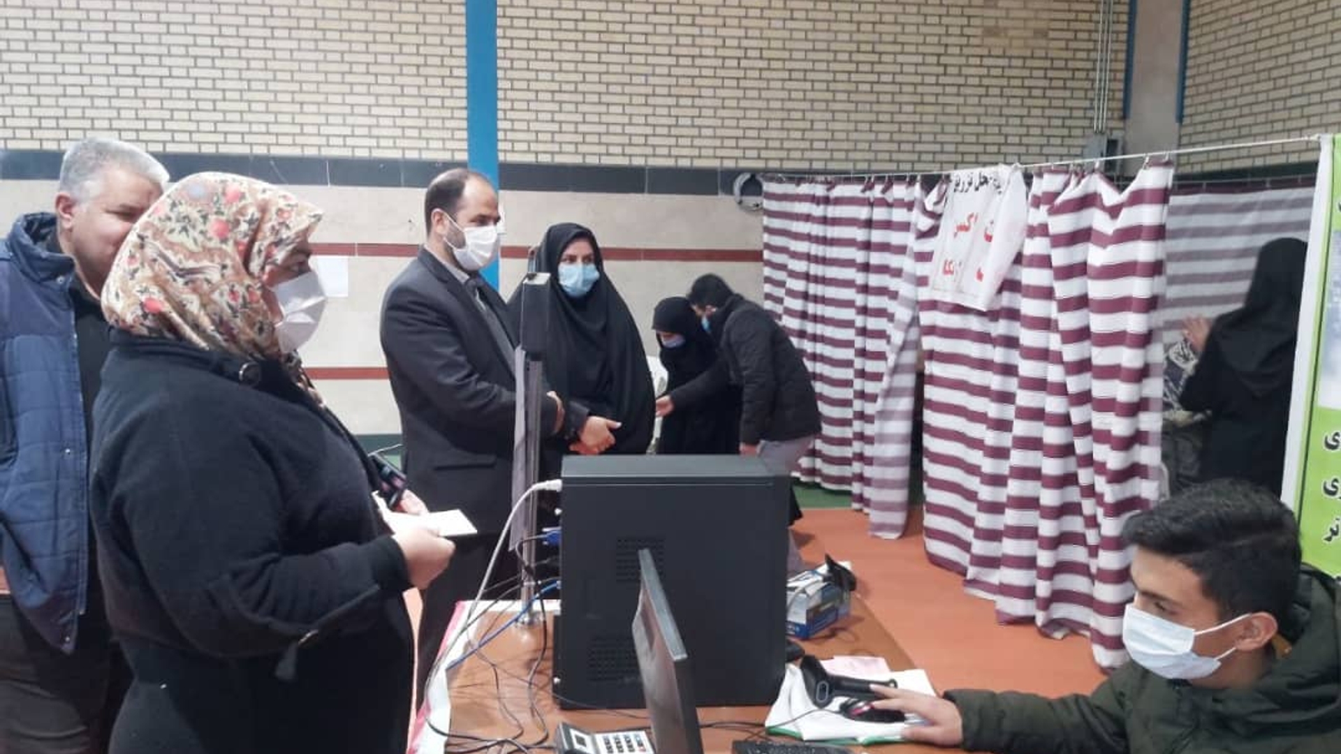 بازدید فراهانی سرپرست فرمانداری به اتفاق  آشتیانی معاون فرماندار از محل انجام واکسیناسیون شهرستان آشتیان و بررسی نحوه خدمات رسانی به مراجعین