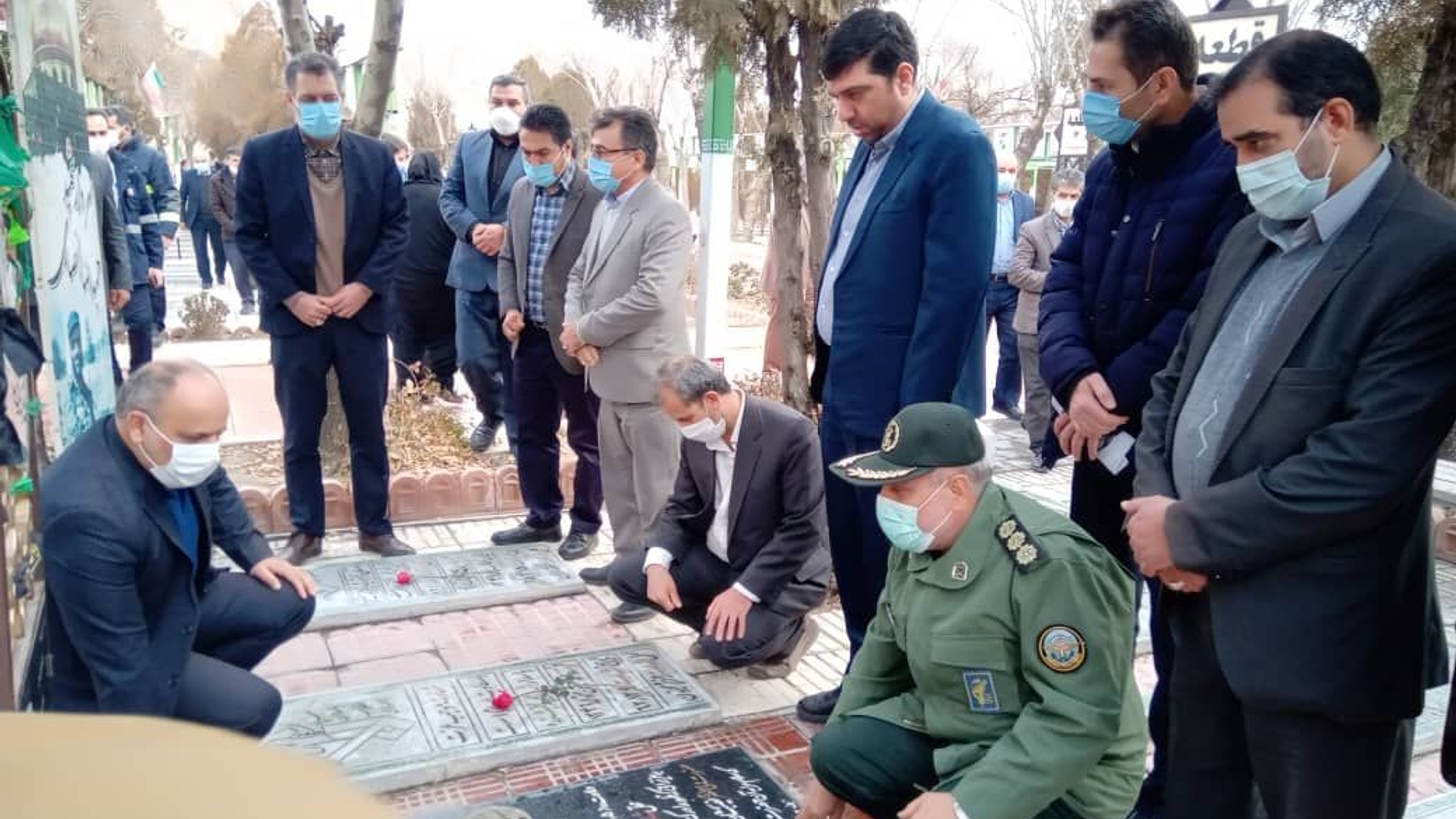 اعضای شورای اداری شهرستان اراک با حضور در گلزار شهدای اراک با خواندن فاتحه و نثار شاخه‌های گل به مقام شامخ شهیدان ادای احترام و یاد و خاطره رشادت و ایثارگری آنان را گرامی داشتند