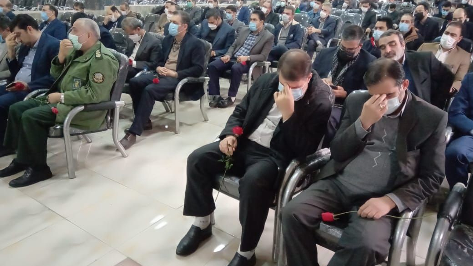 اعضای شورای اداری شهرستان اراک بمناسبت ایام الله ۹ دی‌با حضور در گلزار شهدای اراک طی نشستی یاد و خاطره رشادت و ایثارگری آنان را گرامی داشتند .