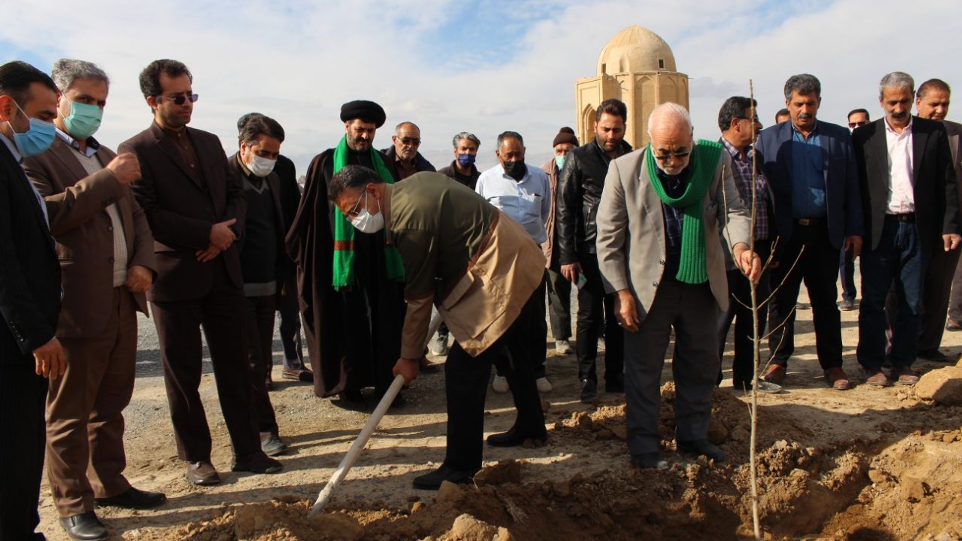 پویش مردمی نهالکاری با شعار ایران سر سبز هر ایرانی یک درخت در روستای مرادآباد بخش مرکزی شهرستان اراک