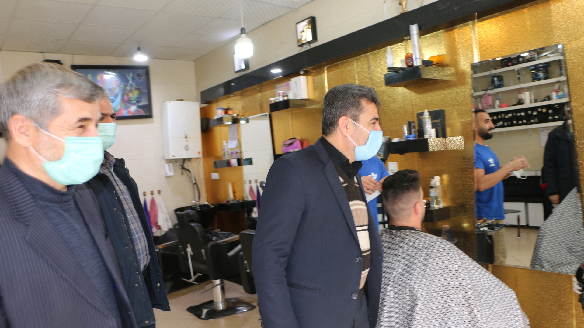 بازدید میدانی دکتر رمضانی فرماندارشهرستان شازند از بانک ها، کلینیک ها، دفاتر پلیس +۱۰ ، مغازه ها( خواروبارفروشی، مرغ فروشی، قصابی هاو...)،فروشگاهها و...به منظور بررسی رعایت پروتکل های بهداشتی بیماری کرونا توسط متصدیان و مردم