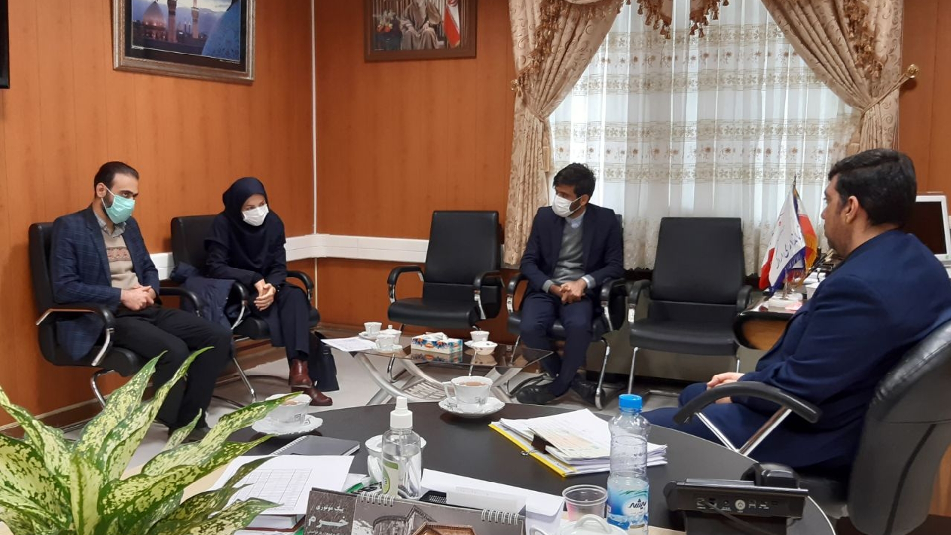 مدیرکل ارتباطات و فناوری اطلاعات با حضور در فرمانداری با فرماندار اراک دیدار و در ارتباط با اصلاح زیرساخت های ارتباطی، دفاتر ICT ، اینترنت وانتن دهی تلفن همراه درسطح شهرستان بحث و گفتگو کردند.