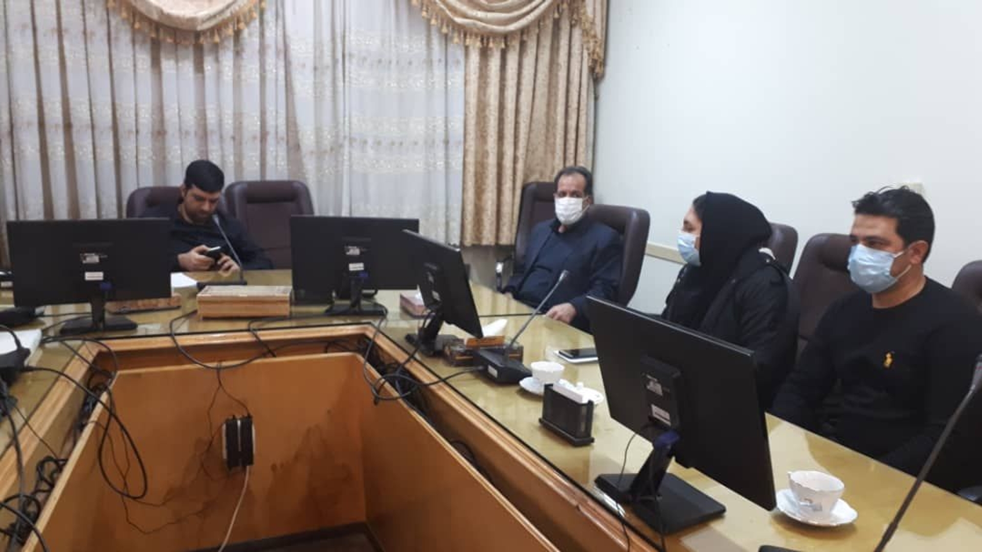 نشست شورای اسلامی و دهیار روستای هزاوه با مهندس هادی فرماندار شهرستان اراک