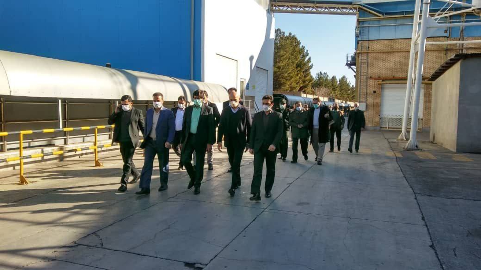 معاون سياسي،امنيتي و اجتماعي استاندار مركزي در سفر به شهرستان ساوه به همراه مديركل تعاون،كار و رفاه اجتماعي استان ، سرپرست فرمانداري شهرستان ساوه،سرپرست دفتر سیاسی استانداری و مسئولين مربوطه از شركت عاليفرد
 ( سن ايچ ) توليد كننده انواع آب ميوه، كنستانتره ميوه و شربت در شهرك صنعتي كاوه بازديد نمودند.