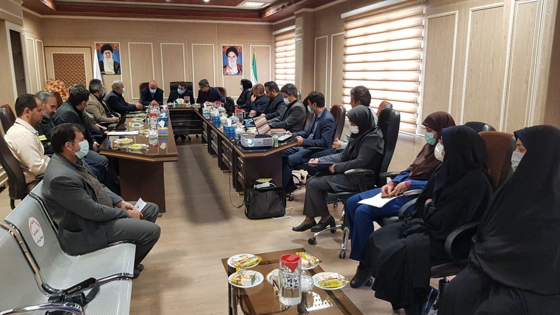 برگزاری جلسه ونشست صمیمی شهردار و اعضای شورای اسلامی و کارکنان شهرداری شازند با دکتر رمضانی فرماندارشهرستان شازند