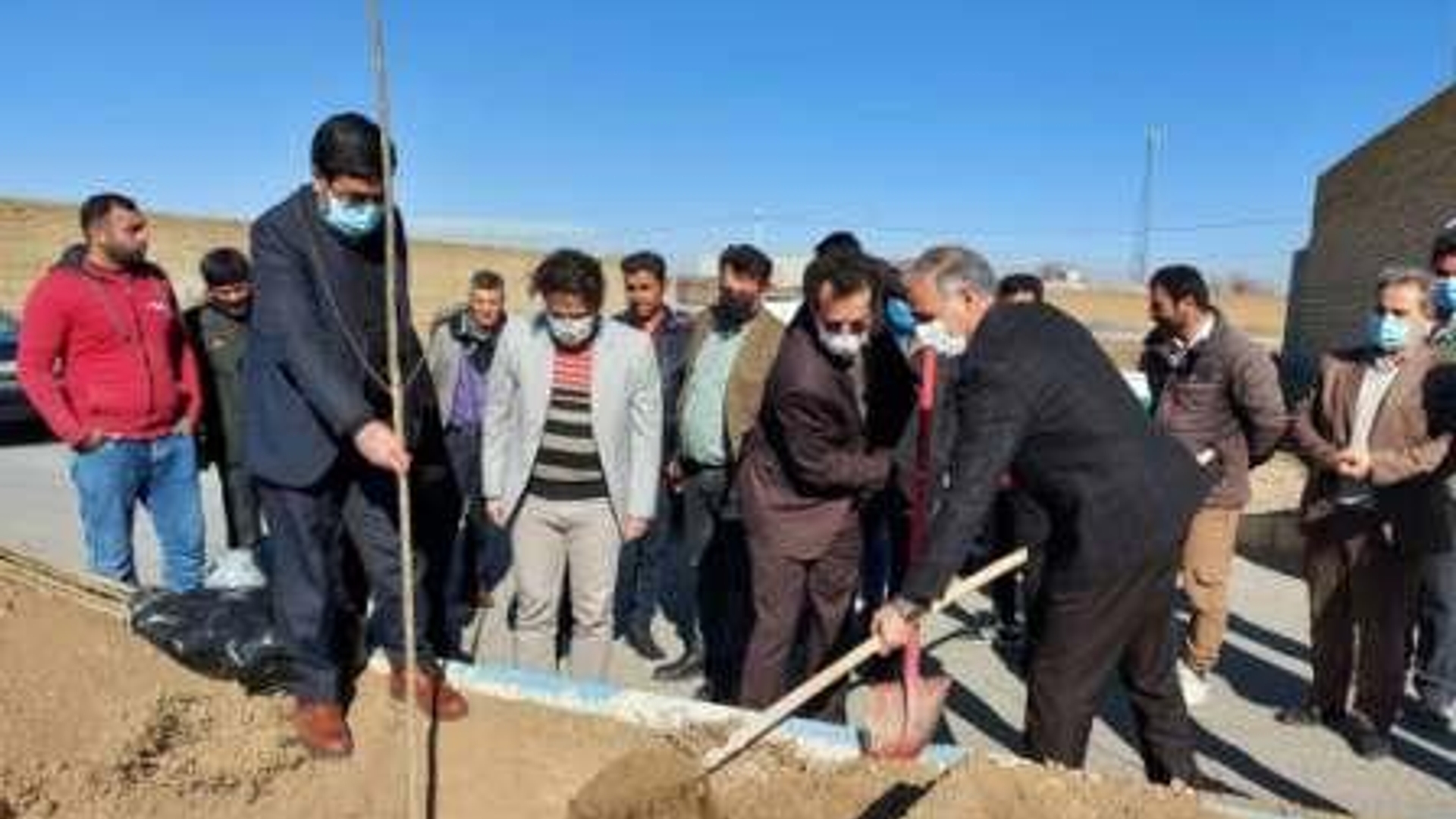 حضور گازری سرپرست فرمانداری خنداب، پاکپور مدیرکل دفتر روستایی و شوراهای استانداری،بخشدار مرکزی ،شورای اسلامی ودهیار و اهالی روستای دیزآباد در آیین پویش ملی ایران سرسبز