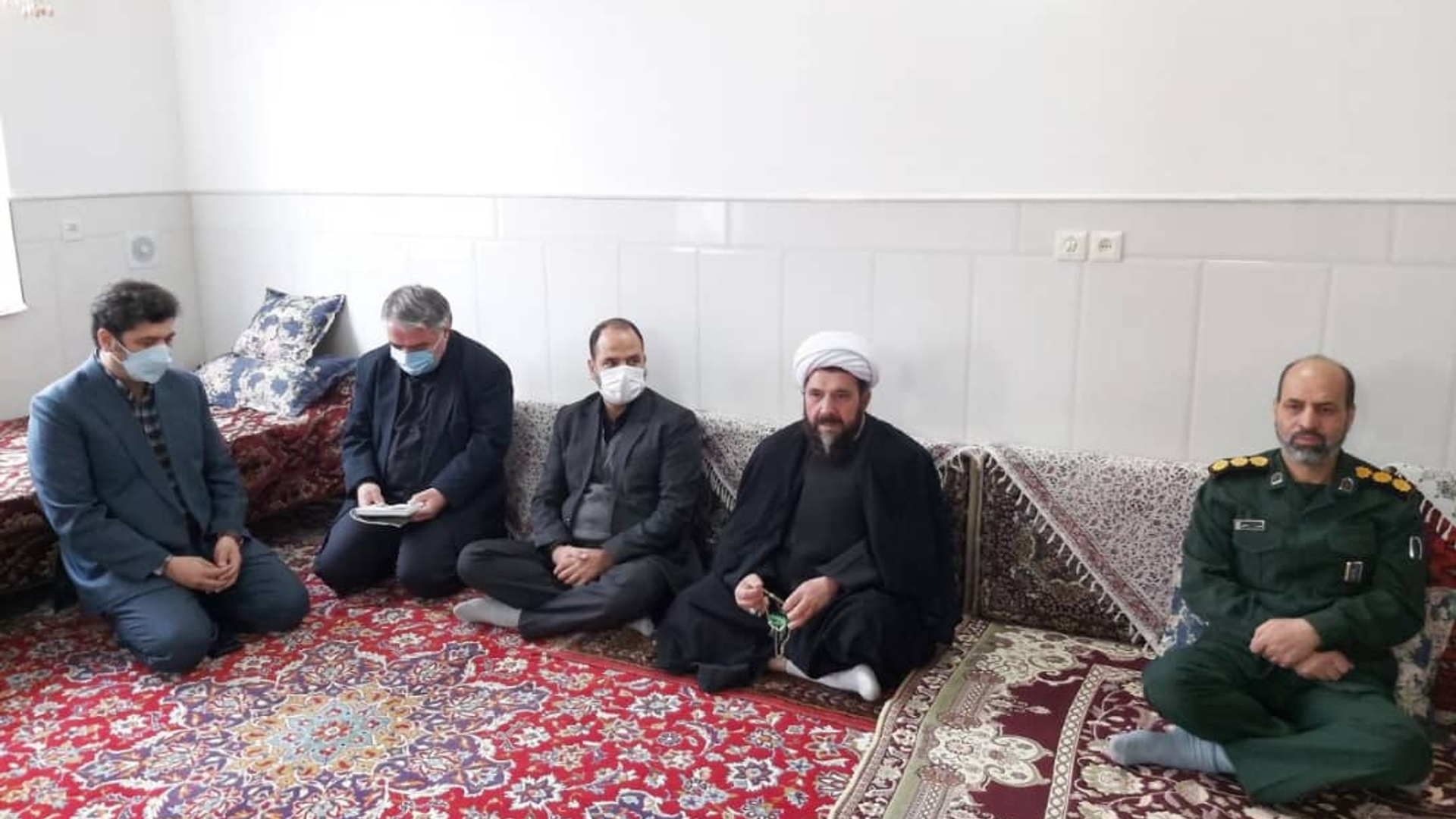 دیدار سرپرست فرمانداری شهرستان آشتیان با خانواده معظم شهید اصغر آقازیارتی