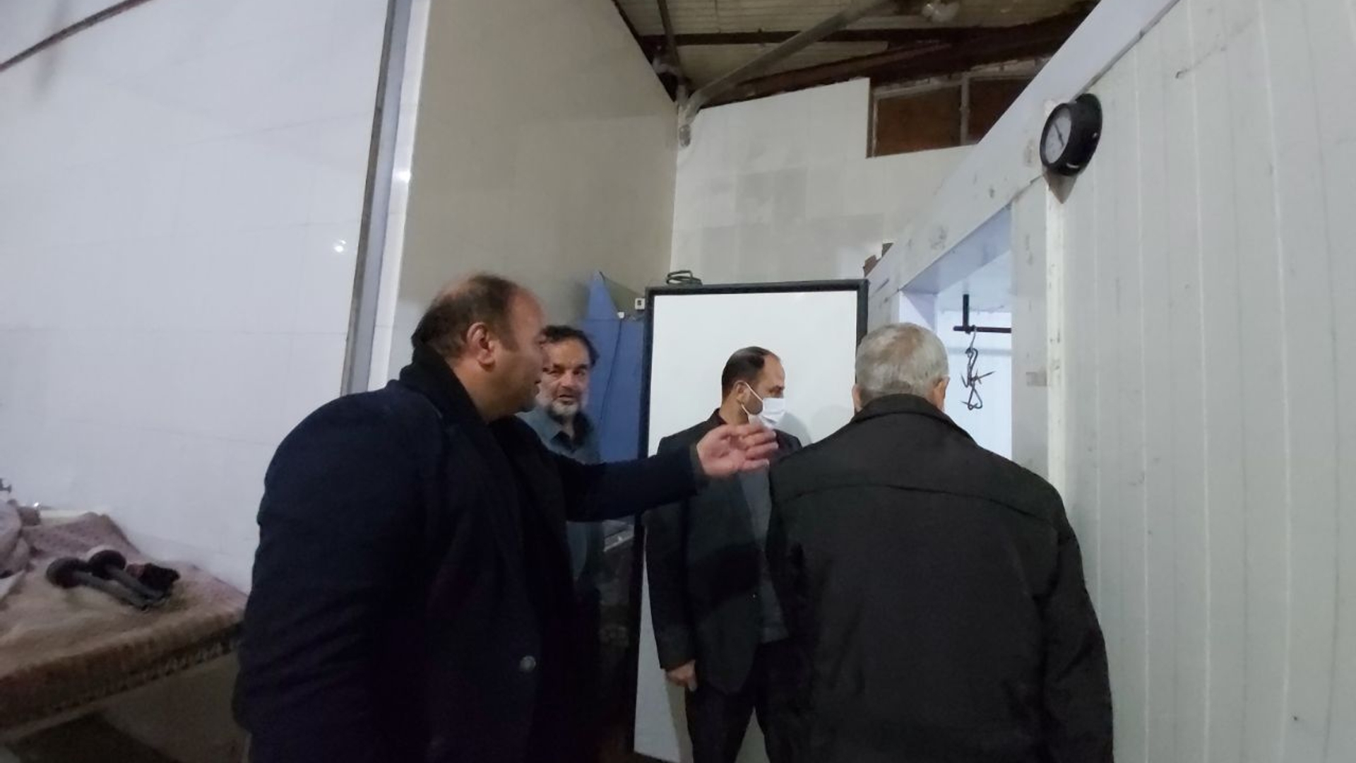 حضور فراهانی سرپرست فرمانداری شهرستان آشتیان در محل هیات امام صادق (ع) آشتیان و بازدید از محل طبخ غذا و برگزاری مراسم عزاداری حضرت فاطمه زهرا (س) و بررسی شیوه نامه های بهداشتی