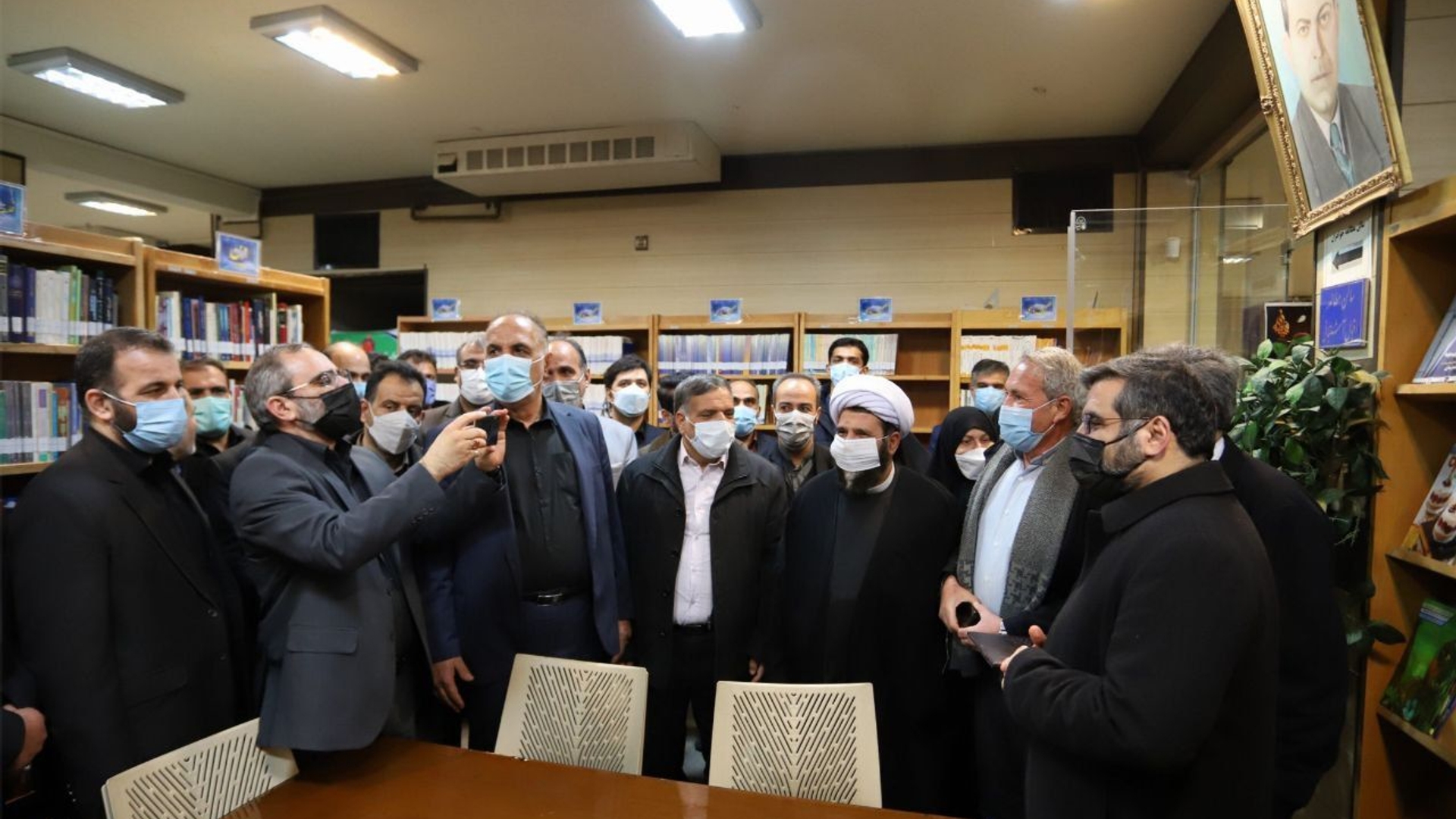 بازدید دکتر اسماعیلی وزیر فرهنگ و ارشاد اسلامی به اتفاق استاندار،معاون هماهنگی امور عمرانی استاندار، سرپرست فرمانداری شهرستان آشتیان، نماینده مردم منطقه،رئیس سازمان مدیریت و برنامه ریزی استان،مدیرکل کتابخانه های عمومی استان،مدیران کل فرهنگ و ارشاد اسلامی و راه و شهرسازی استان،خیر نیکوکار علی چنگی و سایر مدیران و مسئولین مربوطه استانی و شهرستانی از کتابخانه عمومی عباس اقبال آشتیانی و محل اجرای‌ پروژه "کافه کتاب" و "کتابخانه کودک" در محوطه کتابخانه