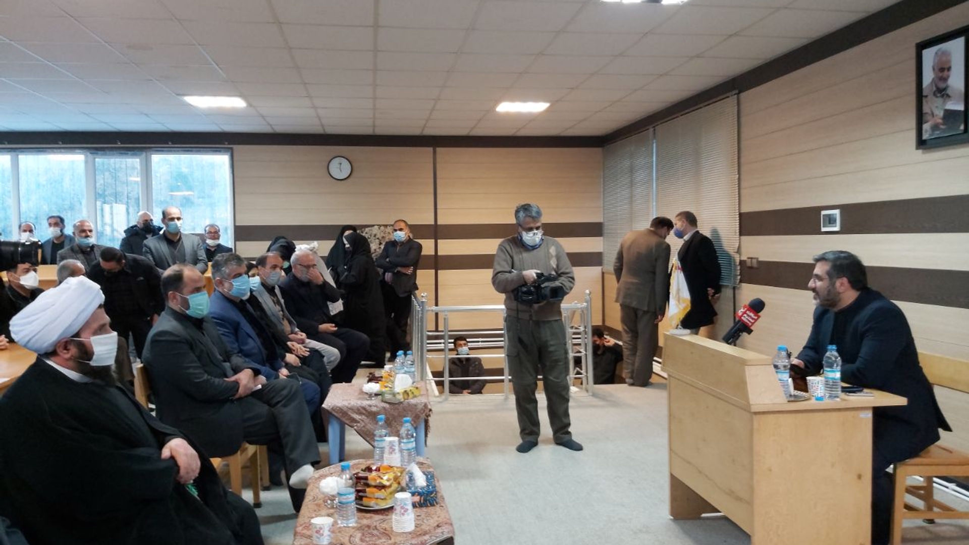 نشست دکتر اسماعیلی وزیر فرهنگ و ارشاد اسلامی، دکتر مخلص الائمه استاندار و دکتر بیاتی نماینده مردم منطقه در مجلس شورای اسلامی با جمعی از هنرمندان، مسئولین انجمن های هنری و فعالین فرهنگی شهرستان