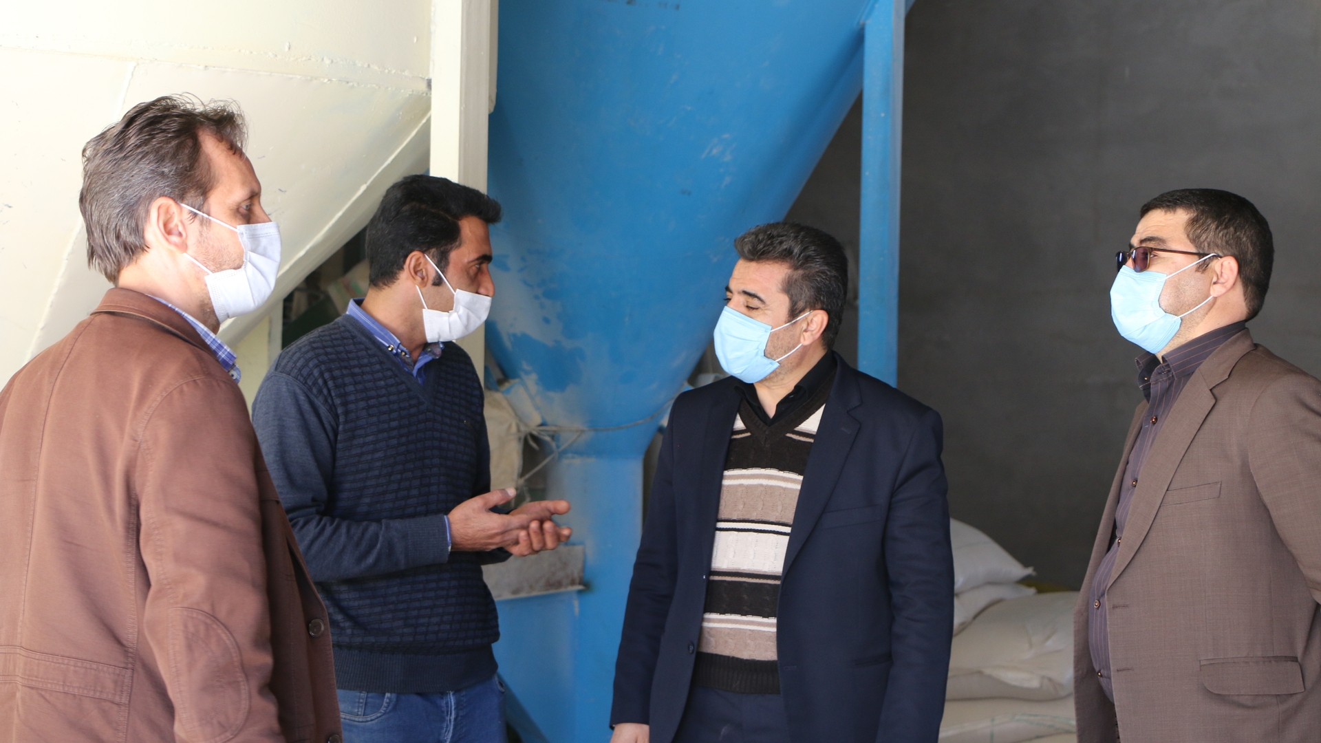 بازدید رمضانی فرماندار شهرستان شازند ازکارگاه تولیدخوراک دام تعاونی روستایی انقلاب جاده عباس آباد