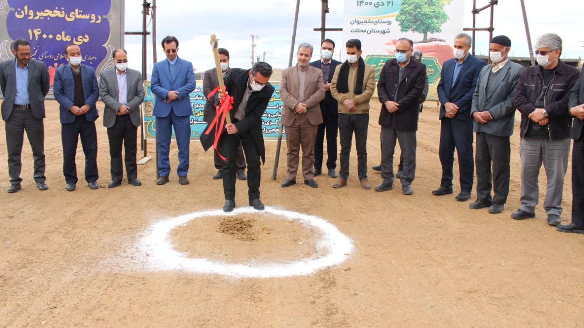 مراسم کلنگ زنی پارک ۳۵۰۰ متر مربعی روستای نخجیروان و اجرای طرح درختکاری پویش سبز با حضور ناظری فرماندار شهرستان محلات برگزار گردید.