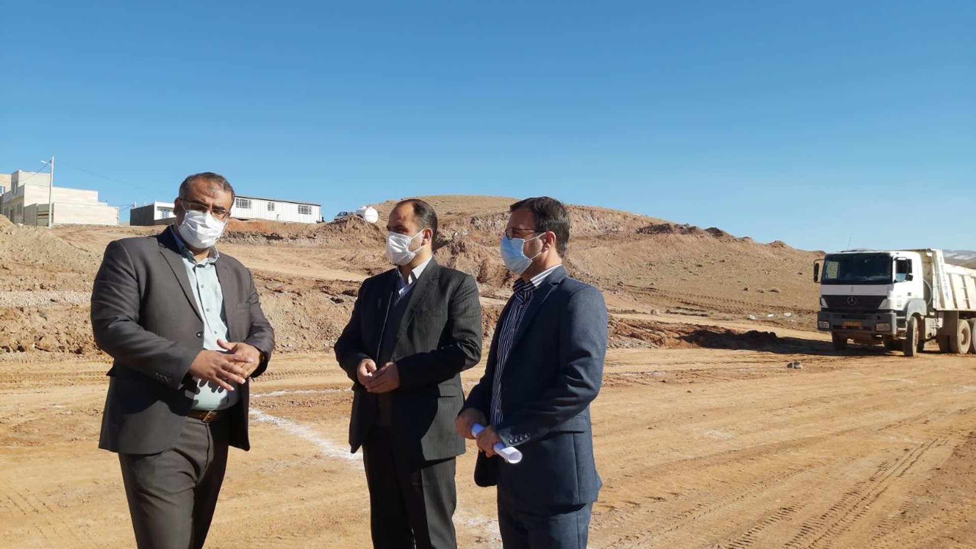 بازدید میدانی فراهانی سرپرست فرمانداری به اتفاق ملکا شهردار و صفاری مدیر بنیاد مسکن انقلاب اسلامی شهرستان از‌ آخرین روند آماده سازی و واگذاری  اراضی فاز دوم طرح اقدام ملی مسکن به متقاضیان