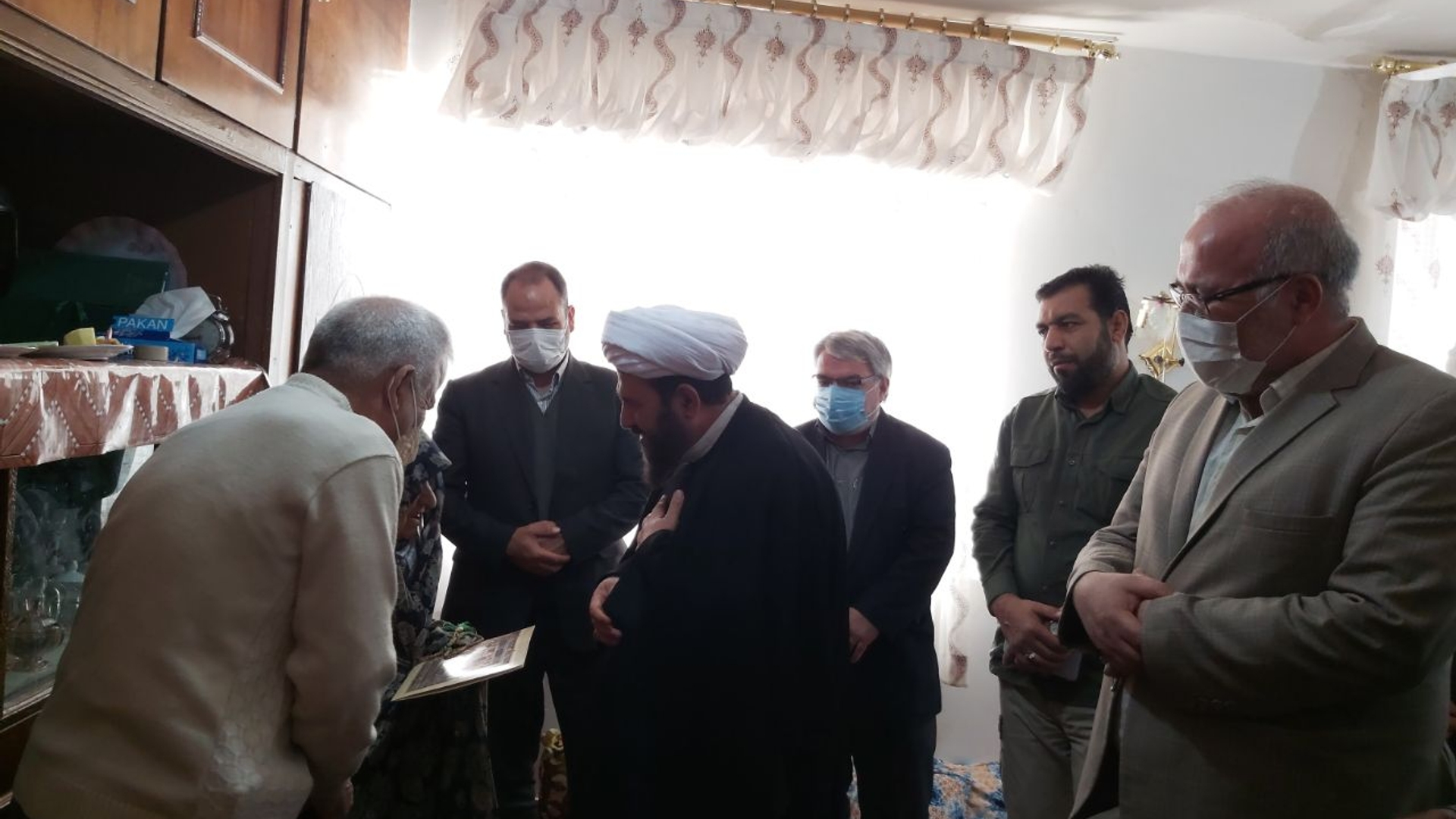 دیدار فراهانی سرپرست فرمانداری شهرستان آشتیان به اتفاق حجت الاسلام و المسلمین نیشابوری امام جمعه و تعدادی از مسئولین شهرستان با خانواده معظم شهید مصطفی نیکچه فراهانی در روستای موسی آباد