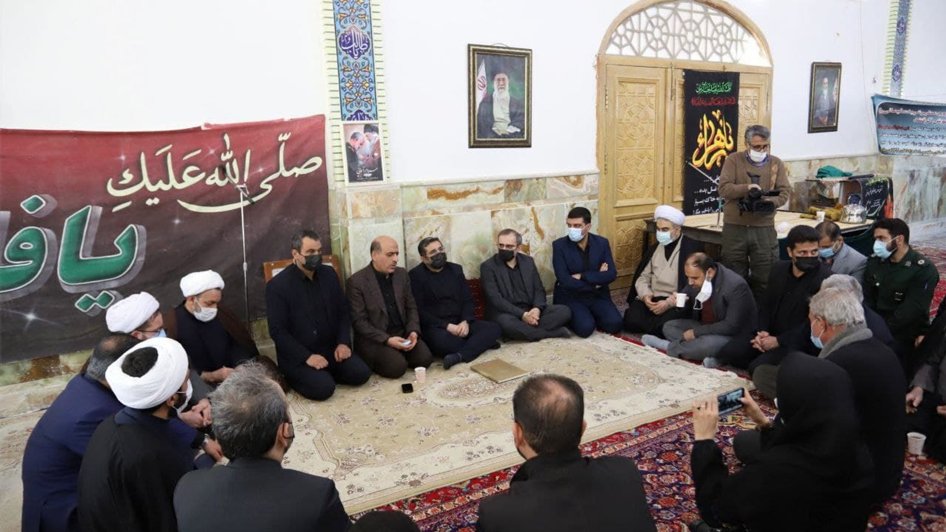 جلسه وزیر فرهنگ و ارشاد اسلامی، استاندار و معاون هماهنگی امور عمرانی با هیئت امنای آستان مقدس امامزادگان ۷۲ تن ساروق