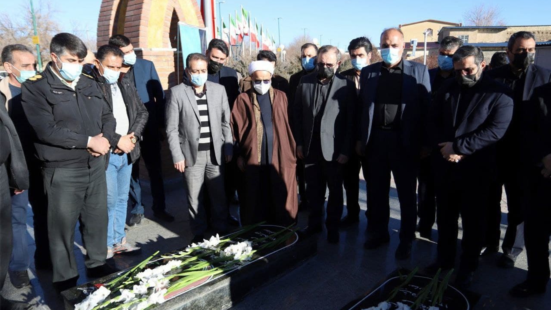 حضور وزیر فرهنگ و ارشاد اسلامی، استاندار و معاون هماهنگی امور عمرانی در گلزار مطهر شهدای فراهان و ادای احترام به مقام شامخ شهدا