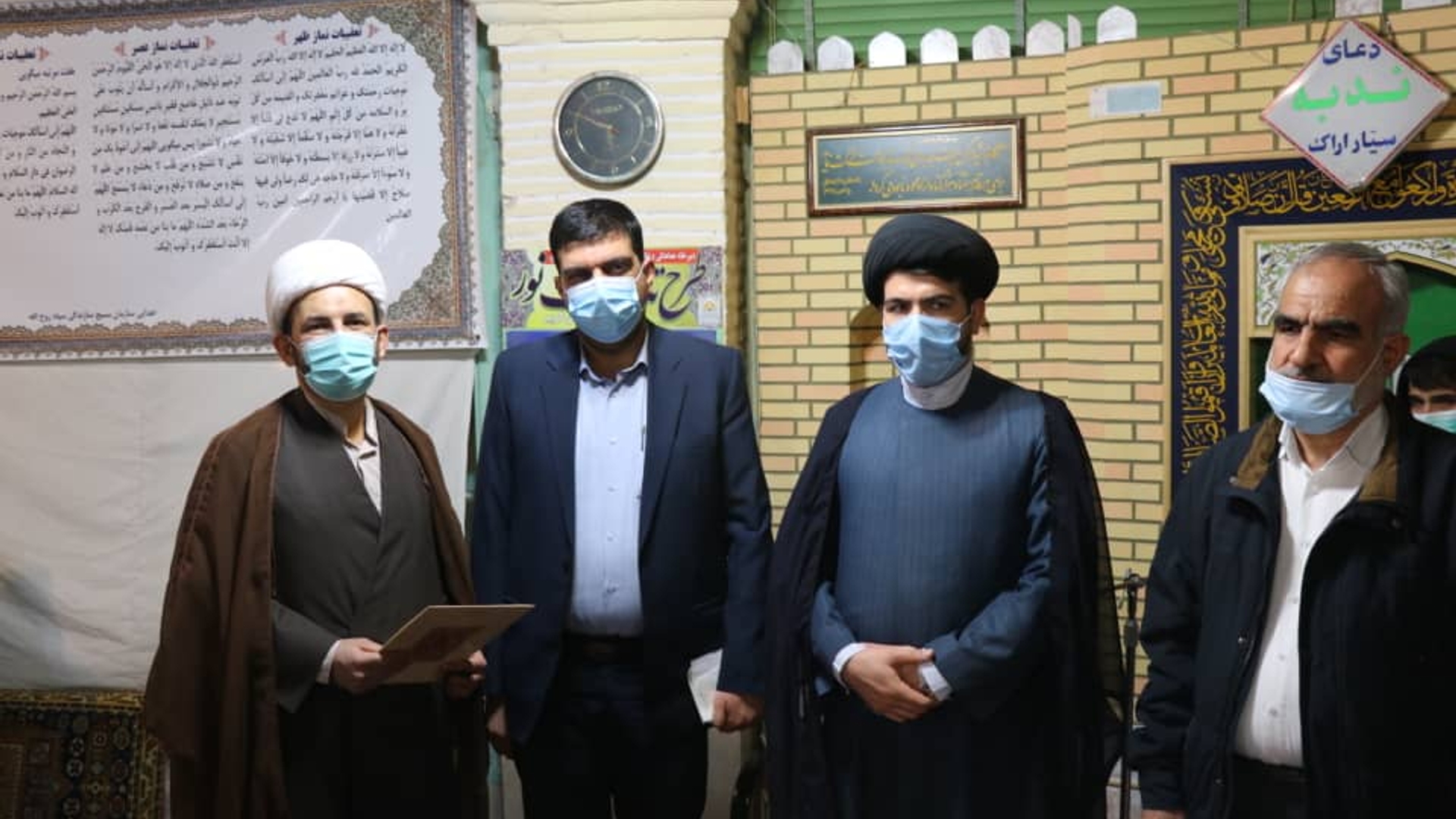 مهندس امیر هادی پس از اقامه نماز مغرب و عشاء در مسجد شیخ ابوالحسن واقع در خیابان شهید بهشتی از نزدیک با هیات امنا و نمازگزاران این مسجد گفتگو نمود.