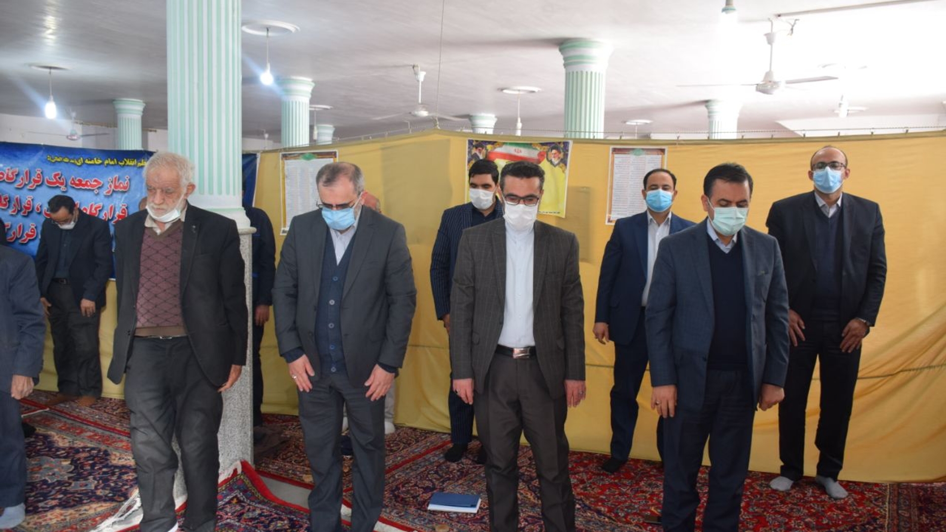 حضور دکتر مخلص الائمه استاندار مرکزی در نماز ظهر و عصر مسجد امام حسین (ع) شهر نیم ور