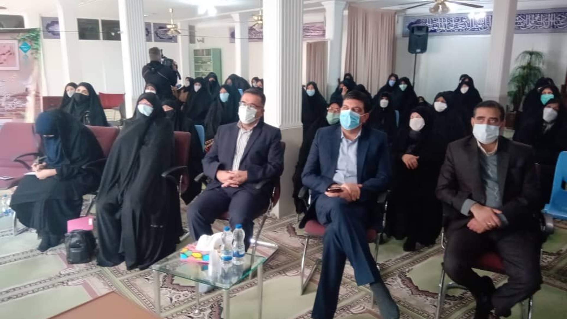 در سالروز وفات حضرت ام البنین (س) در مراسمی باحضور فرماندار شهرستان اراک و معاون فرماندار ، معاون فرهنگی بنیاد شهید و امور ایثارگران استان و خانواده معظم شهدا از مادران و همسران شهدا تجلیل شد.