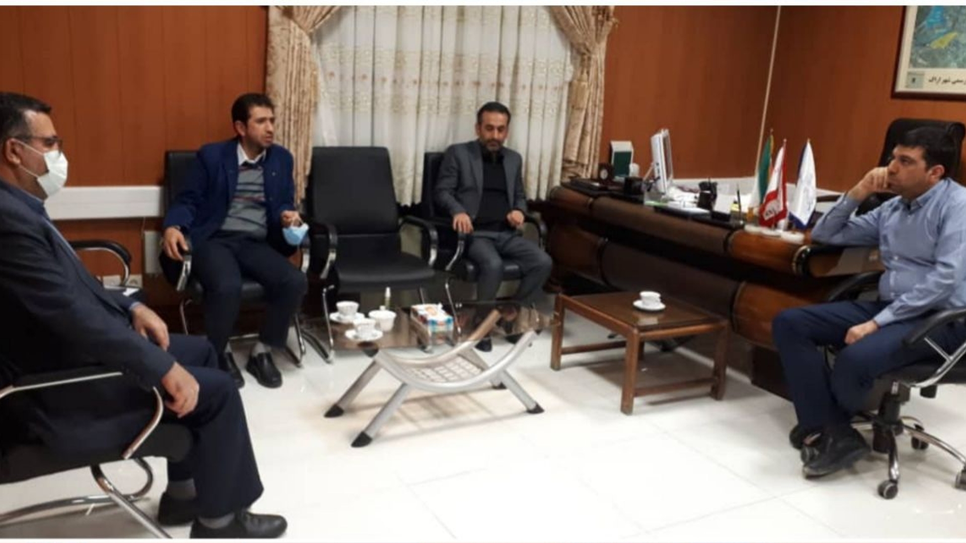 نشست مهندس هادی فرماندار شهرستان اراک، یوسفی معاون برنامه‌ریزی و توسعه فرماندار با محمد پور مدیر اموال تملیکی استان مرکزی