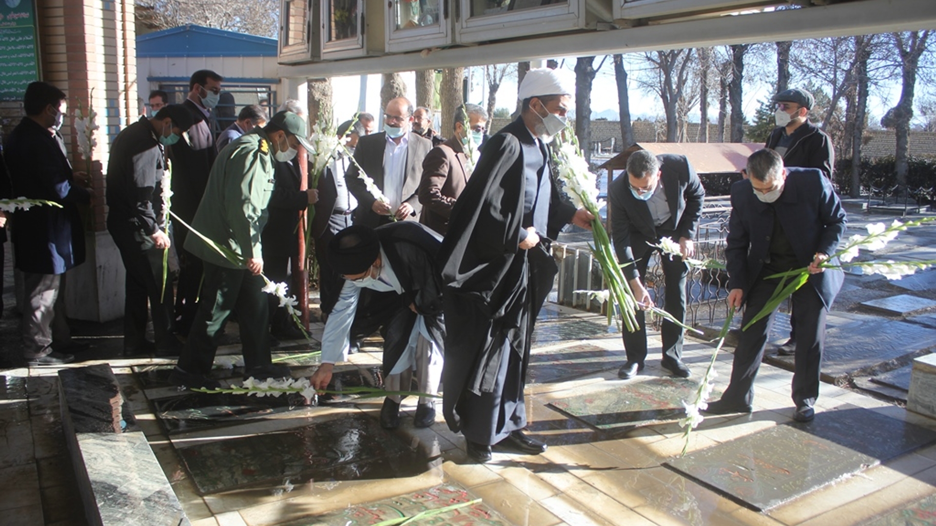 قبور مطهر شهدای شهرستان خمین گلباران شد.