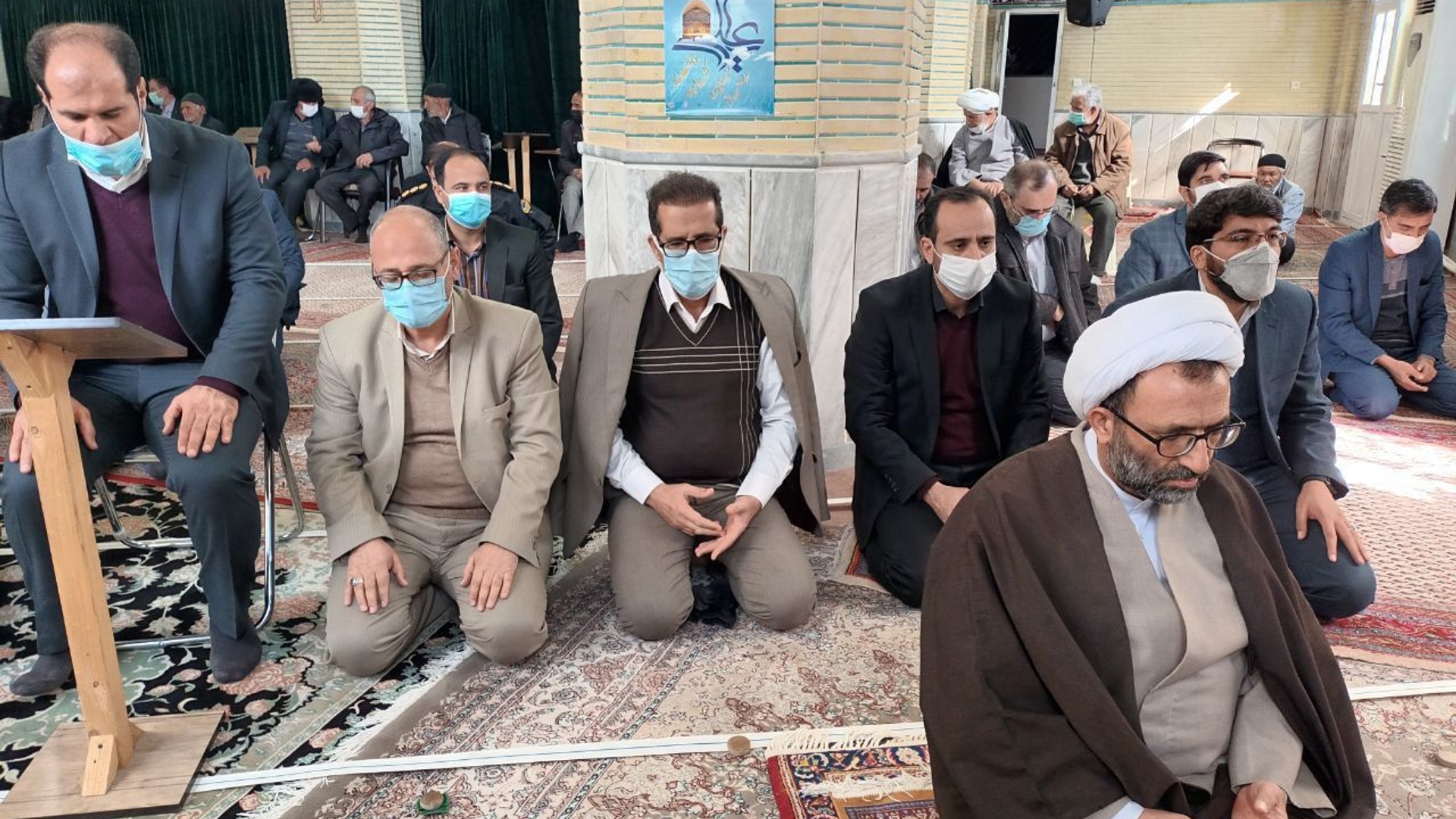 ✅حضور استاندار وفرماندارو هیات همراه وسایر مسئولین شهرستان در مسجد جامع نراق و اقامه نماز در این مسجد