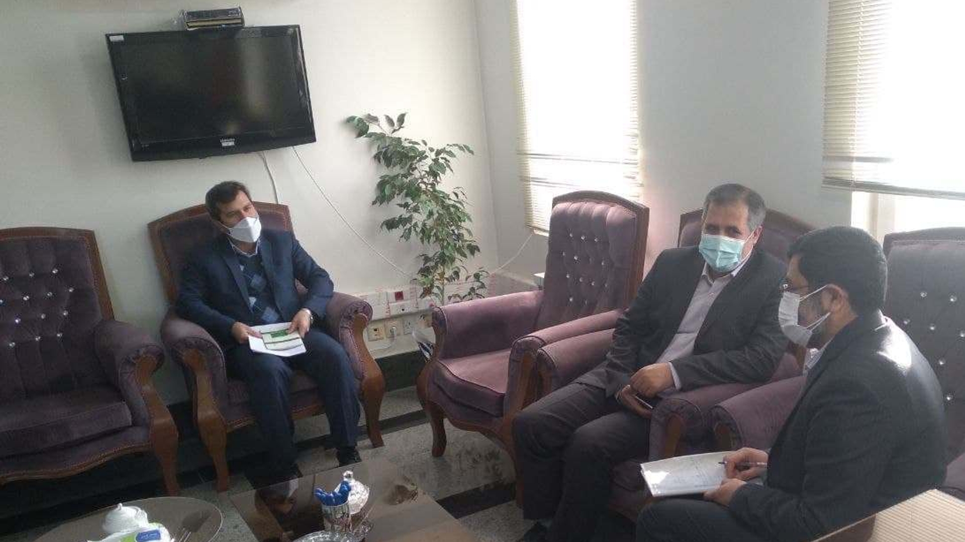 نشست صمیمی گازری سرپرست فرمانداری شهرستان خنداب با آمره ای مدیرعامل شرکت آب منطقه ای استان مرکزی در محل فرمانداری ،  مسائل و مشکلات حوزه مربوطه در شهرستان مطرح و تصمیمات لازم اتخاذ شد