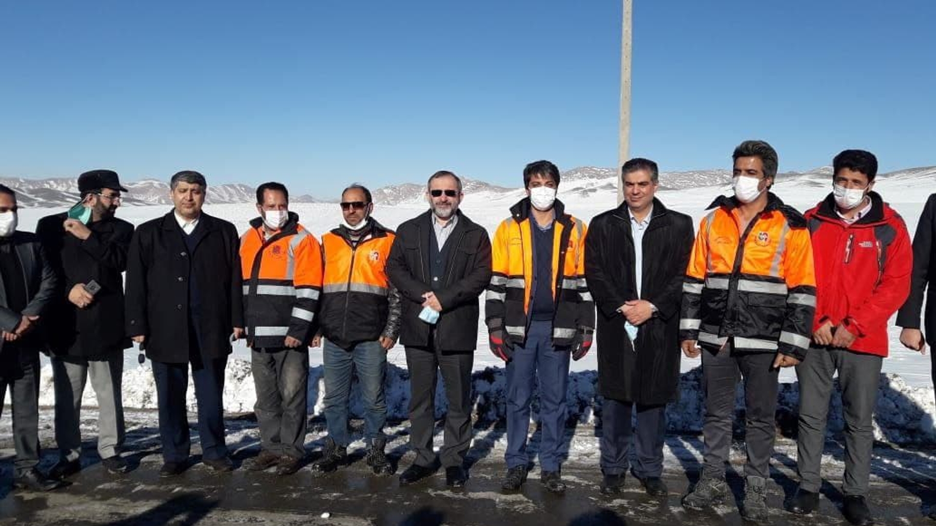 حضور معاون هماهنگی امور عمرانی در جمع کارکنان خدوم راهداری در حال بازگشایی جاده ارتباطی روستای علیم آباد