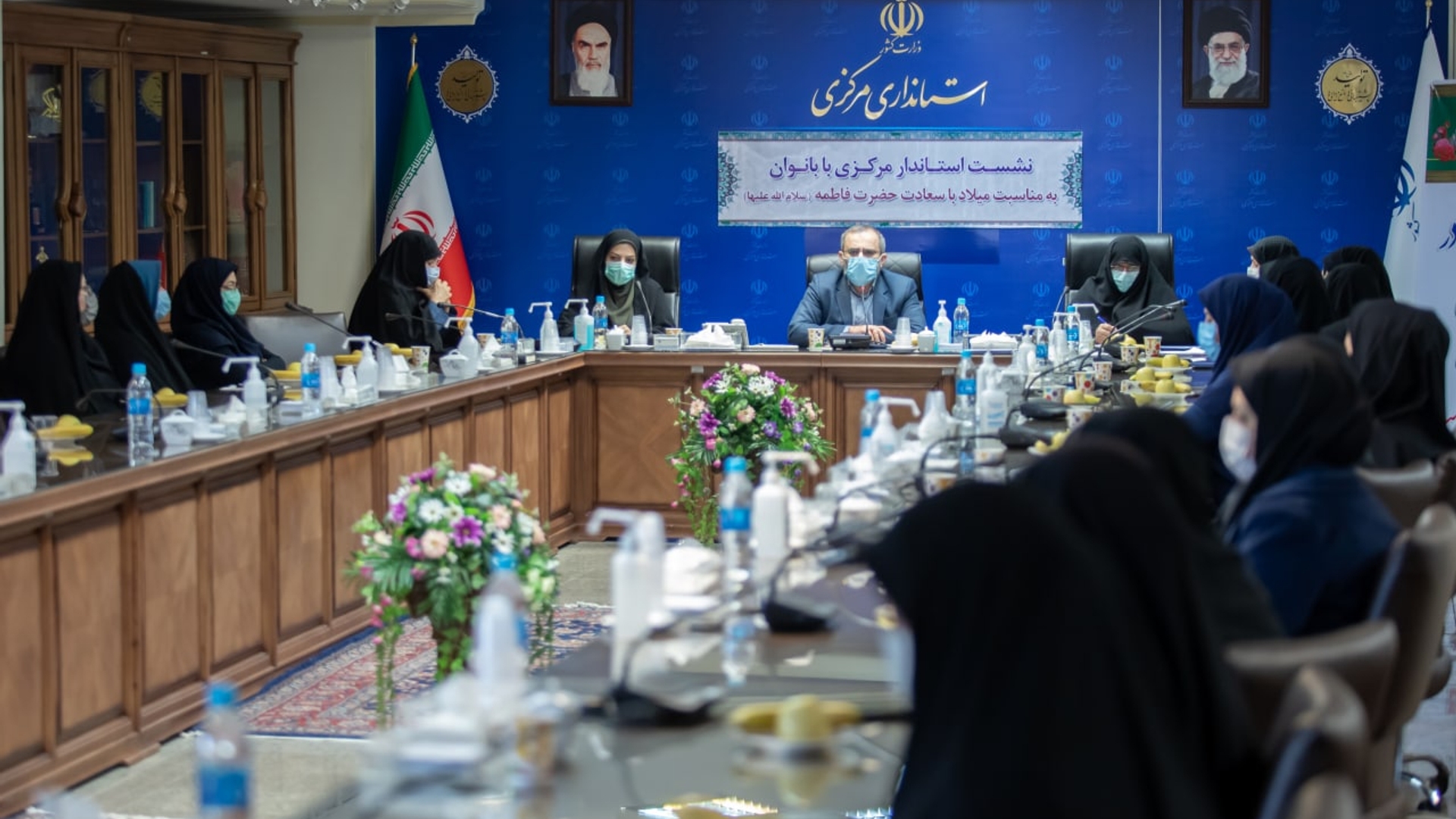 نشست استاندار با پرسنل خانم استانداری وفرمانداری تابعه به مناست هفته گرانیداشت مقام مادر وروززن