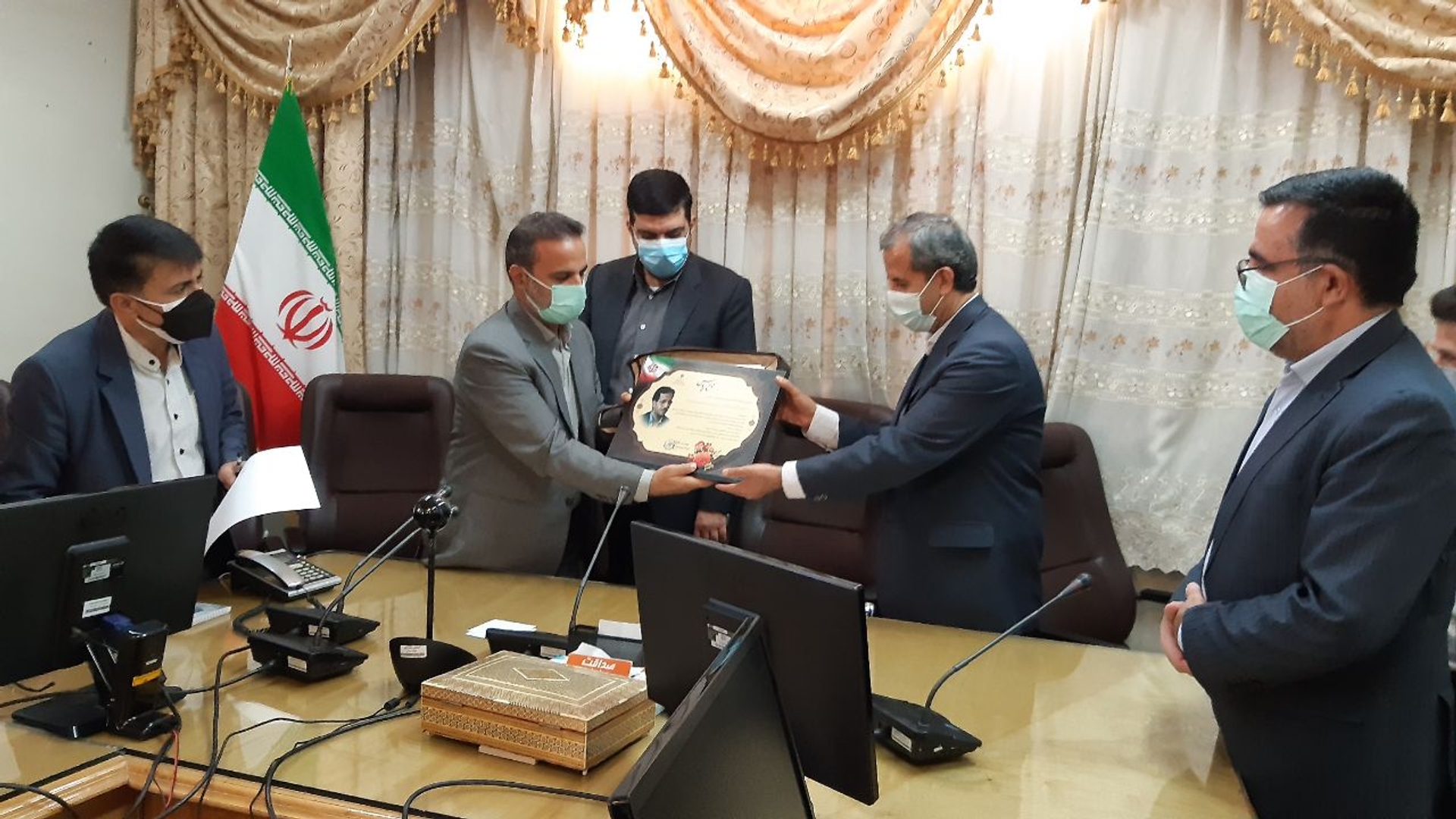 مراسم تکریم علیرضا زارعی و معارفه حجت ا...نصیری سرپرست معاونت سیاسی اجتماعی فرماندار اراک باحضور
آذری سرپرست دفتر سیاسی انتخابات و تقسیمات کشوری استانداری مرکزی ،معاونان فرماندار وپرستل فرمانداری اراک برگزار شد