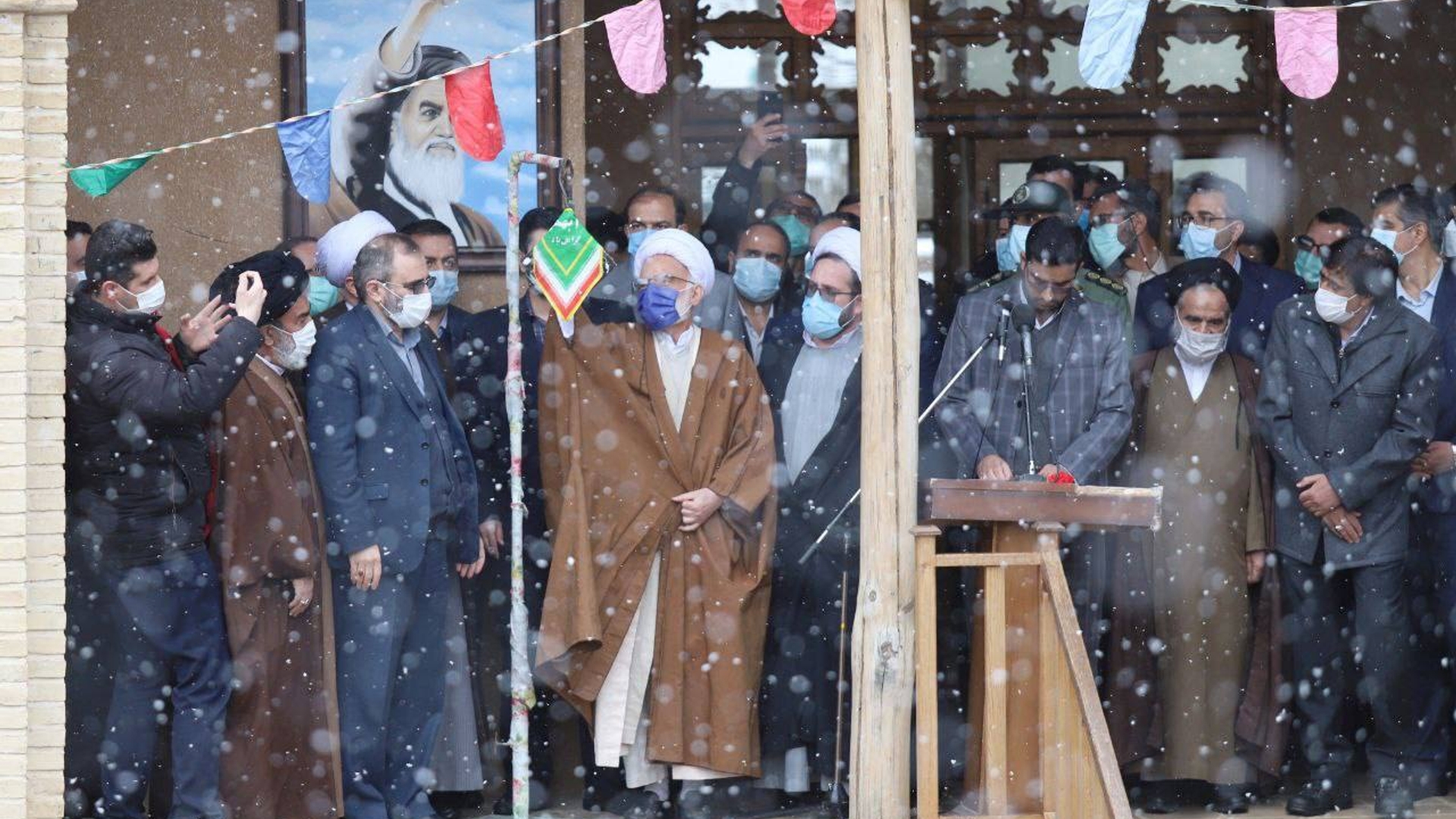 📌در اولين روز از دهه فجر 
معاون سياسي ، امنيتي و اجتماعي استاندار مركزي با حضور در بيت تاريخي امام راحل در شهرستان خمين به مقام شامخ بنيانگذار كبير انقلاب اسلامي ايران اداي احترام نمود
📌زنگ انقلاب همزمان با اولين روز از دهه فجر در بيت تاريخي امام راحل در شهر خمين نواخته شد.