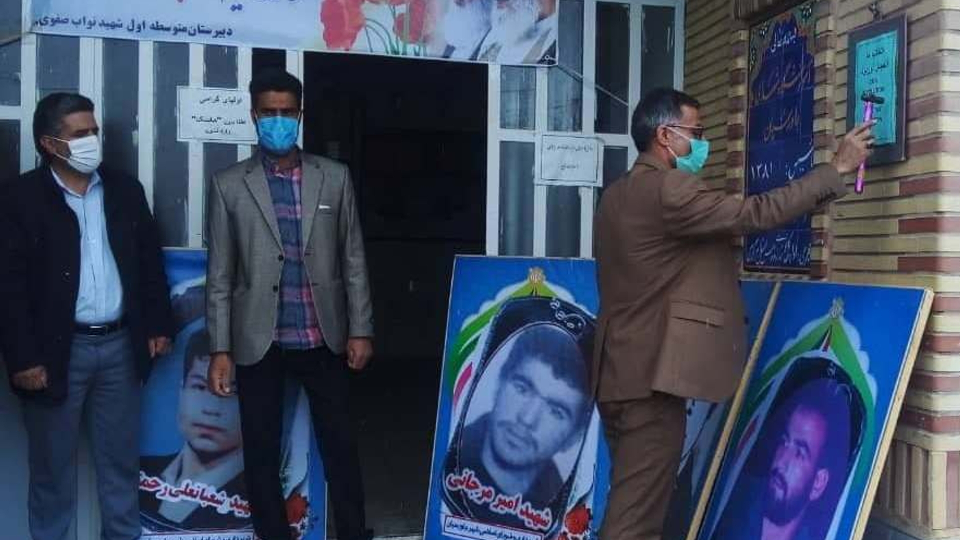 نواختن زنگ انقلاب توسط احمدی معاون فرماندار