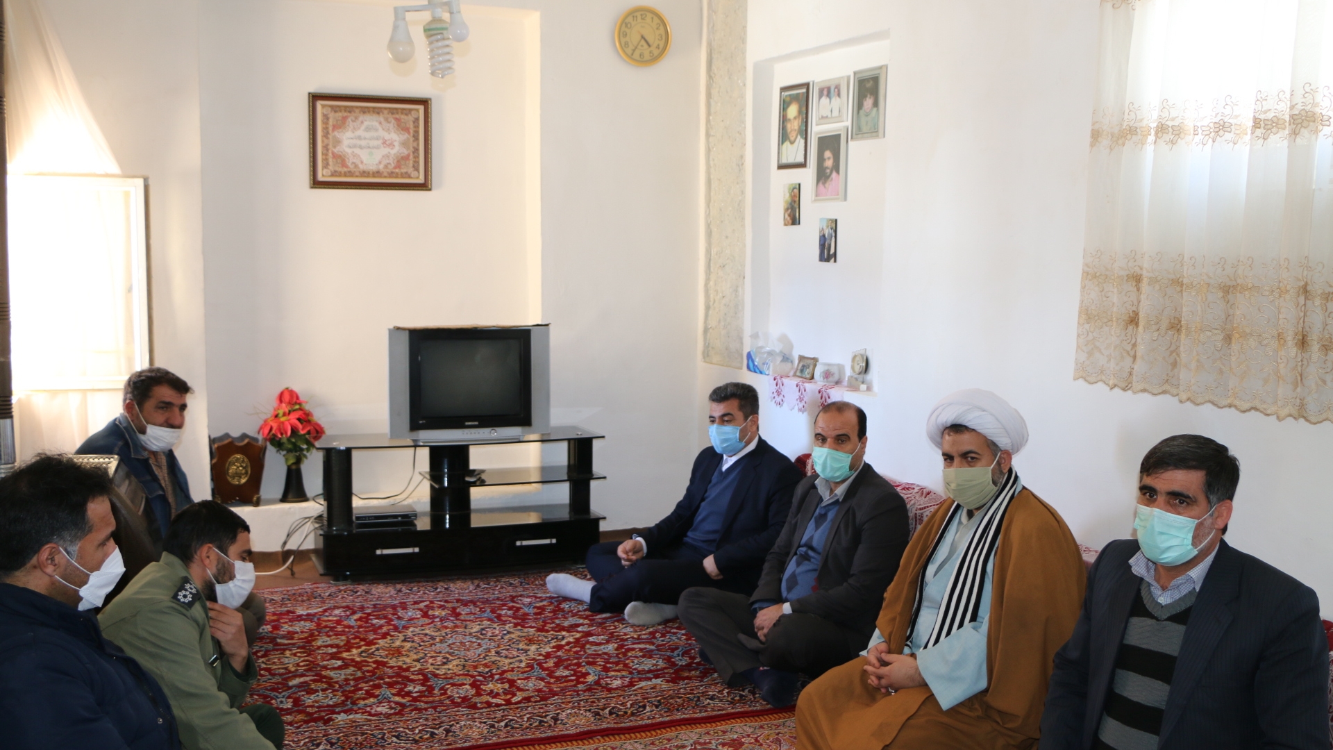 فرماندار و رئیس ستاد گرامیداشت دهه مبارک فجر شهرستان شازند با خانواده معظم شهدا در روستای علی قورچی دیدار نمود