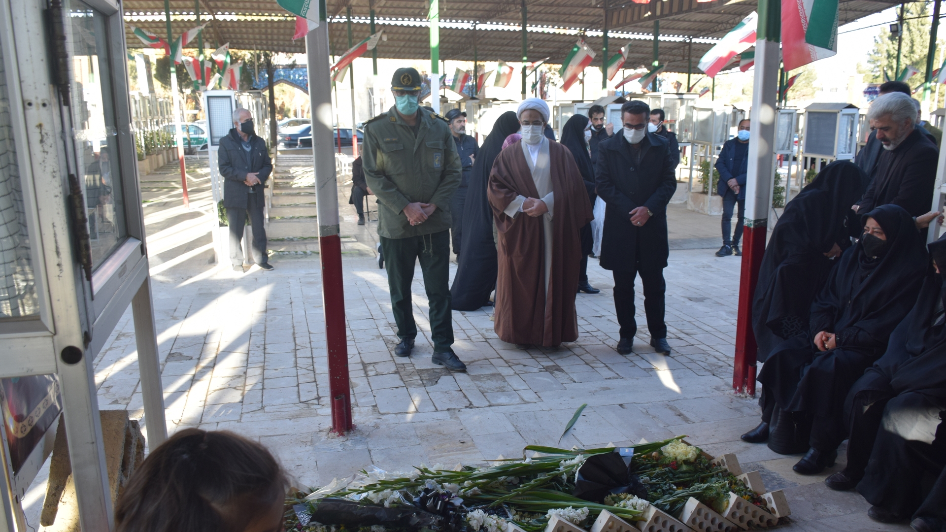 گلباران و عطر افشانی قبور مطهر شهدای محلات همزمان با فرارسیدن دهه مبارک فجر با حضور حجت الاسلام والمسلمین دکتر ربانی امام جمعه شهرستان محلات، ناظری فرماندار شهرستان محلات و دیگر مسئولین