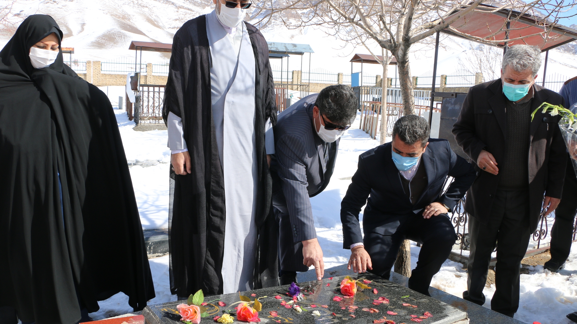 ادای احترام به مقام شامخ شهدا و گلباران قبور مطهرشهید در روستای خیرآباد در بخش زالیان