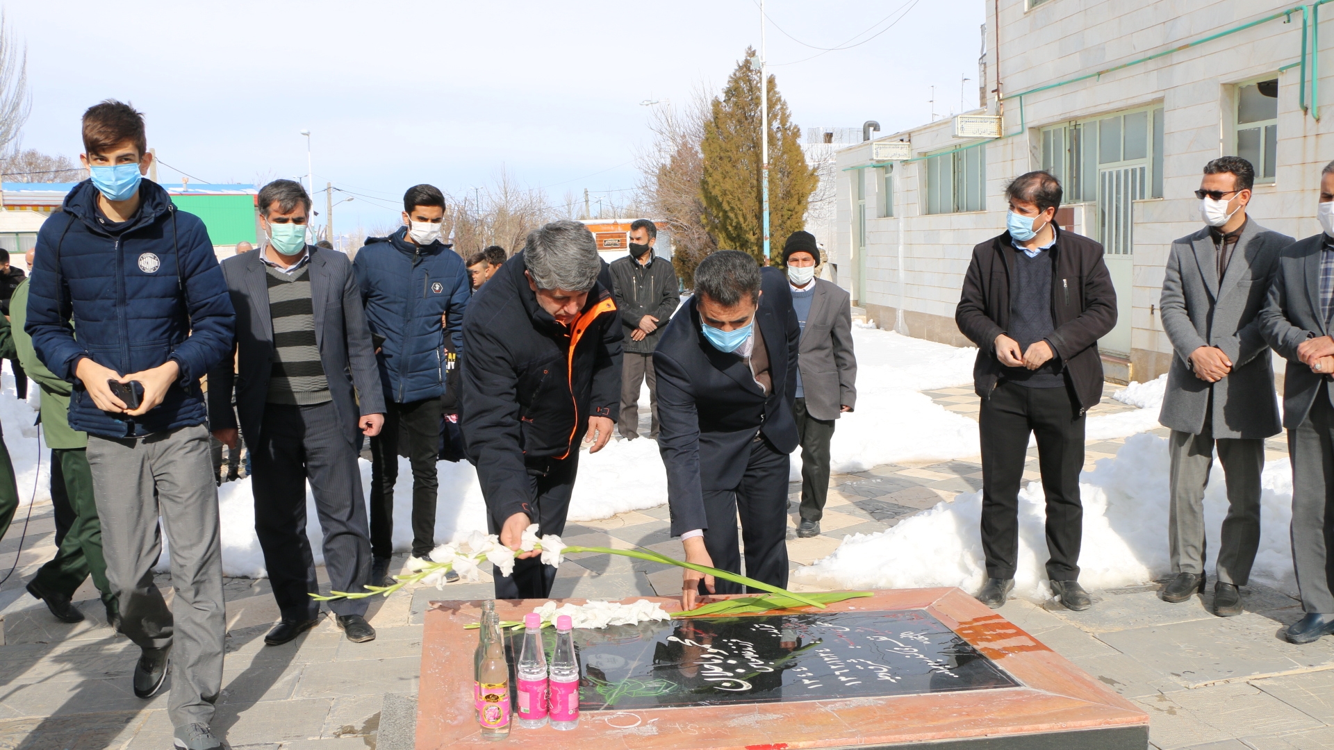 ادای احترام به مقام شامخ شهدا و مهمانی لاله ها در شهر شازند باحضور فرماندار شهرستان شازند