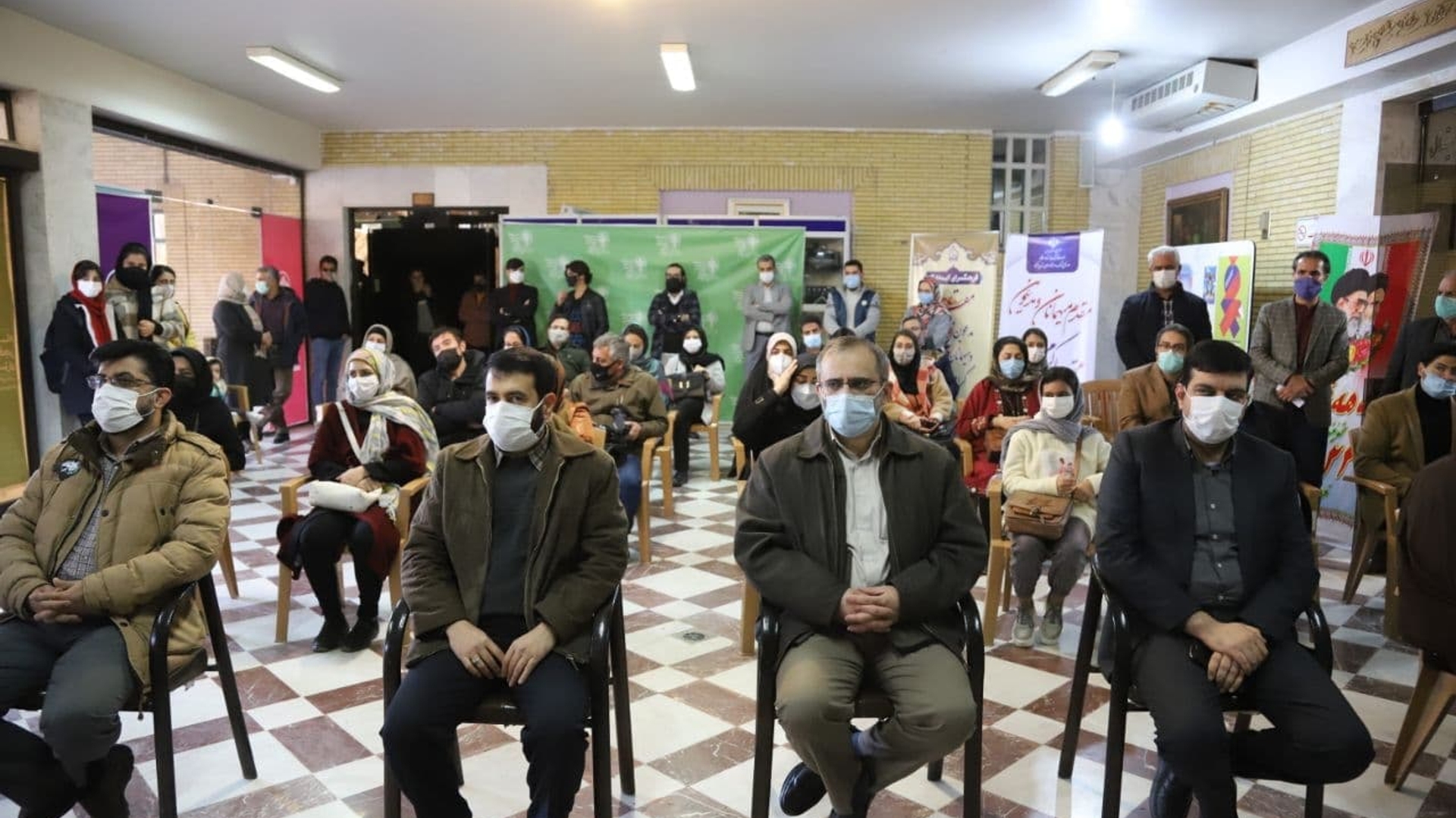 نمایشگاه جشنواره هنرهای تجسمی فجر استان مرکزی در فرهنگسرای آینه اراک افتتاح شد