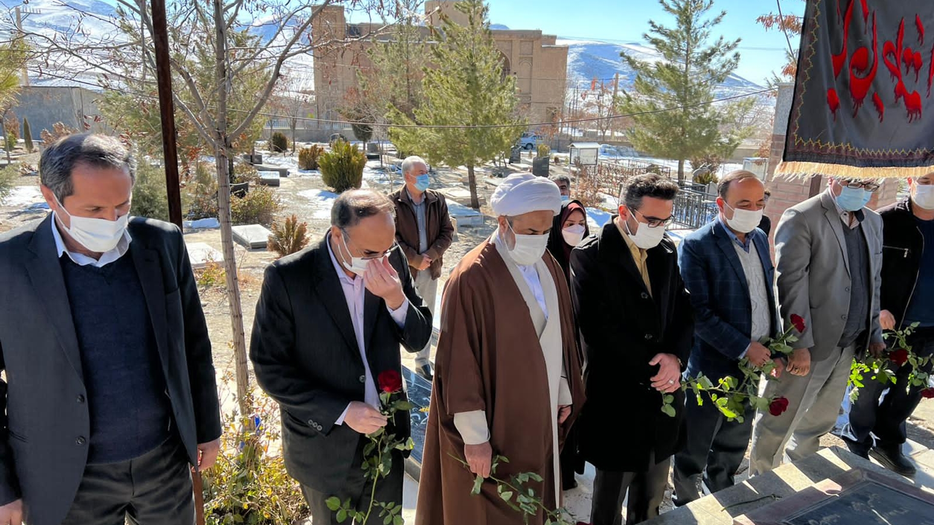 گلباران و عطر افشانی قبور مطهر شهدای روستای بزیجان همزمان با ایام الله دهه مبارک فجر با حضور حجت الاسلام والمسلمین دکتر ربانی امام جمعه شهرستان محلات، محمدرضا ناظری فرماندار شهرستان محلات و دیگر مسئولین