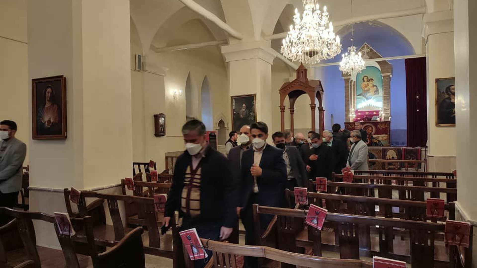 بمناسبت دهه مبارک فجر بازدید فرماندار شهرستان اراک وهیات همراه از کلیسای ارامنه اراک