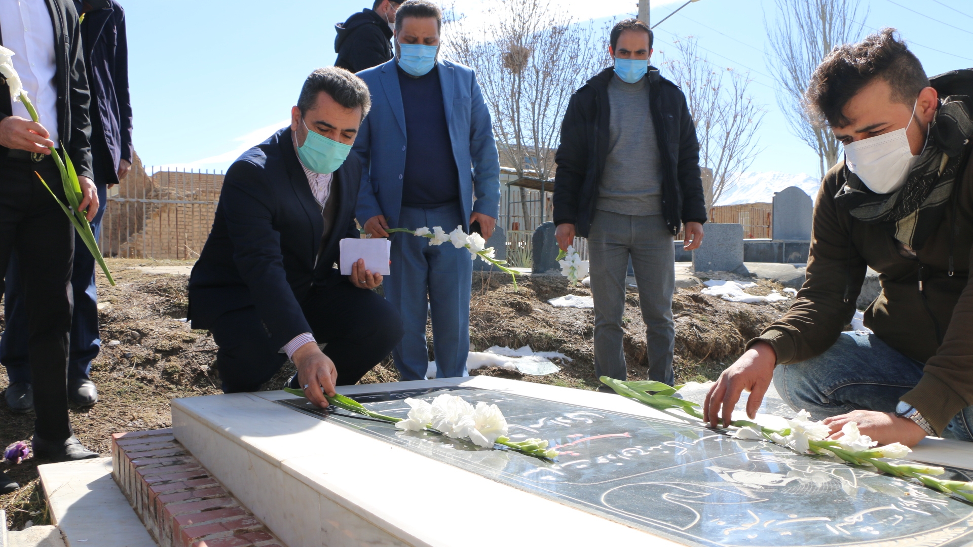 قبور مطهر شهدا در روستای علی آباد گلباران شد