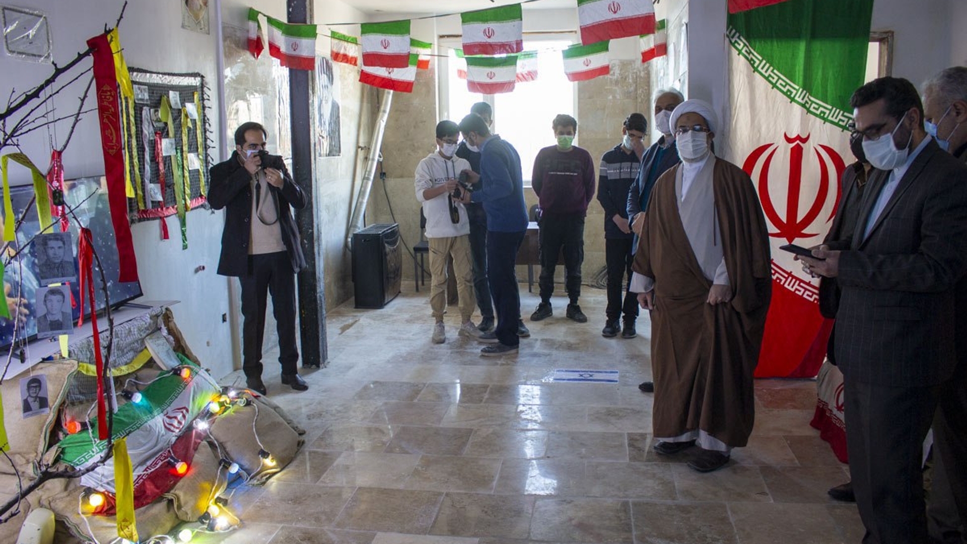 افتتاح نمایشگاه مدرسه انقلاب در دبیرستان های شهید دکتر بهشتی و علی منصوری با حضور حجت الاسلام والمسلمین دکتر ربانی امام جمعه شهرستان محلات، محمدرضا ناظری فرماندار شهرستان محلات و دیگر مسئولین