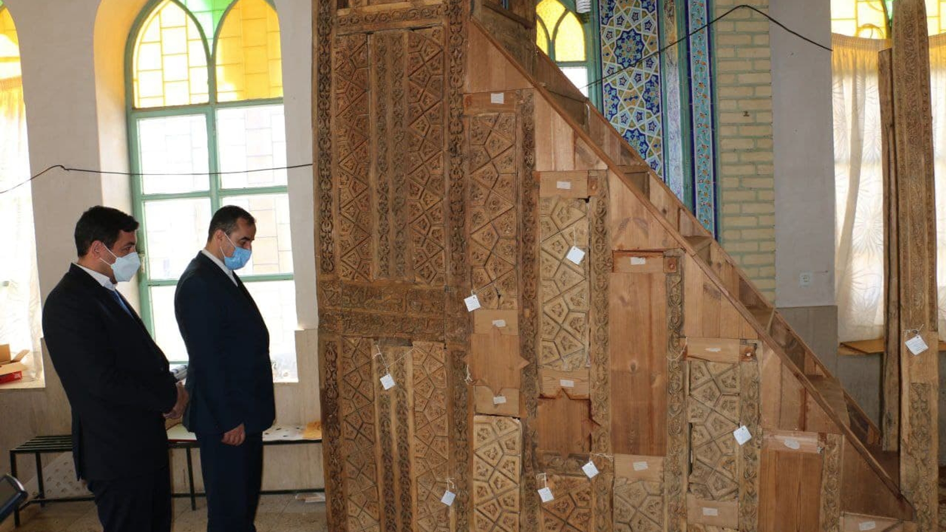 بازدید عبدالرضا حاج علی بیگی فرماندارشهرستان تفرش از روند عملیات بازسازی منبر تاریخی و نفیس روستای نقوسان.