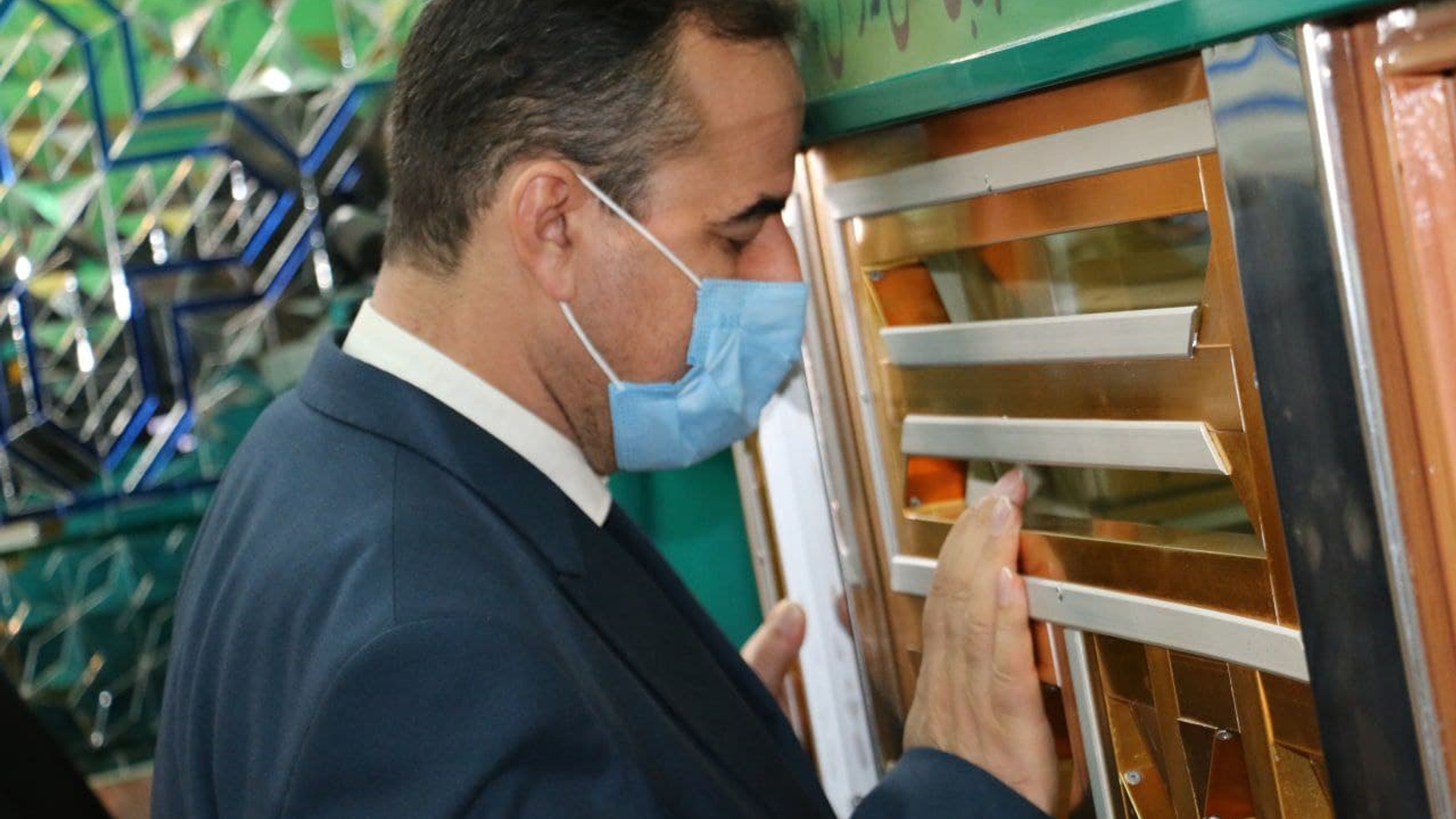 با حضور جمعی از مسئولان مراسم غبار روبی از مرقد مطهر امامزاده بی بی ستین شهر تفرش انجام شد.