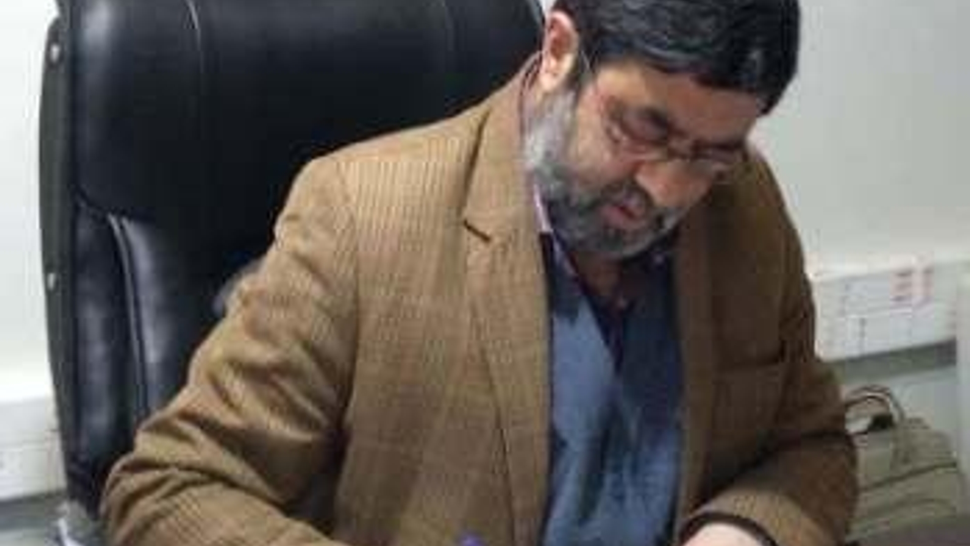 مجید گازری سرپرست فرمانداری شهرستان خنداب با صدور پیامی از حضور حماسی مردم ولایت مدار شهرستان خنداب در راهپیمایی یوم الله 22 بهمن تقدیر نمود. فرماندار در قسمتی از پیام خود عنوان داشته: