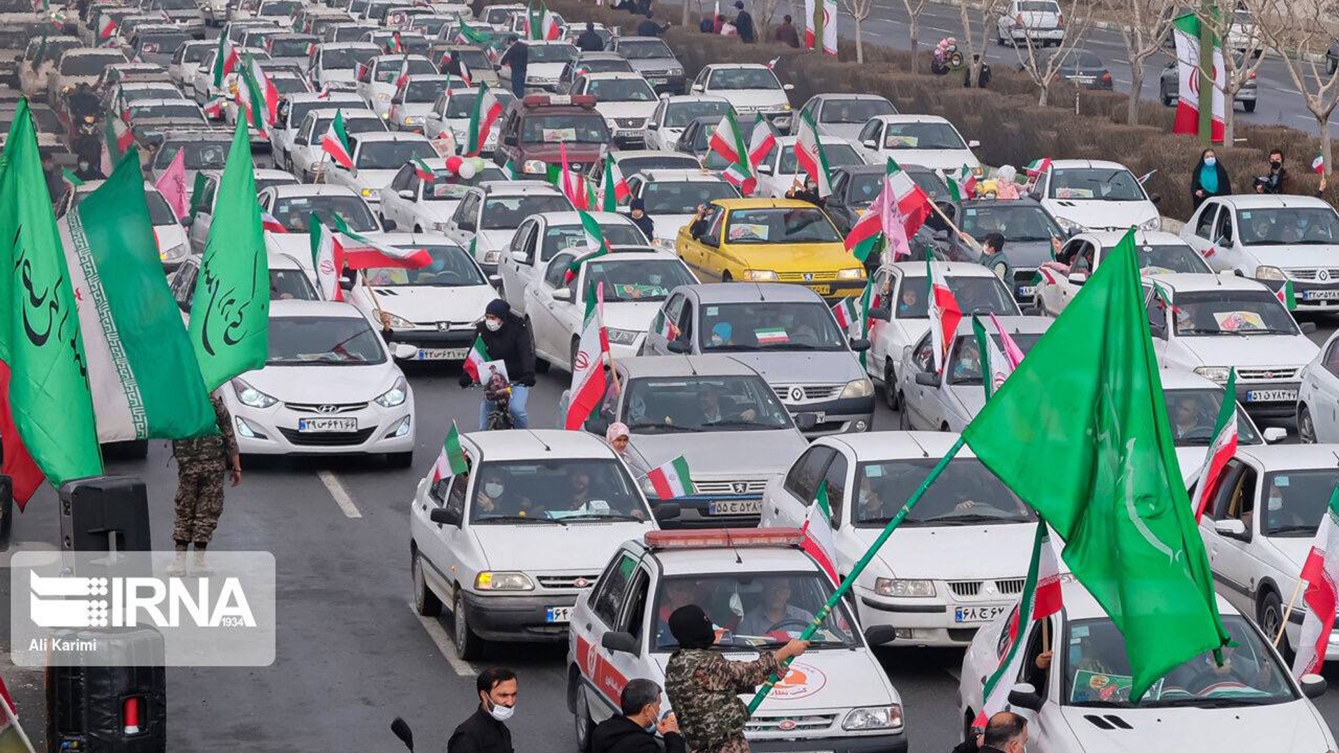 حضور معاون سياسي ، امنيتي و اجتماعي استاندار مركزي به همراه مسئولين ارشد استان و وزير اسبق امور خارجه در آيين گراميداشت سالگرد پيروزي انقلاب اسلامي ايران و راهپيمايي نمادين خودرويي و موتوري در اراك