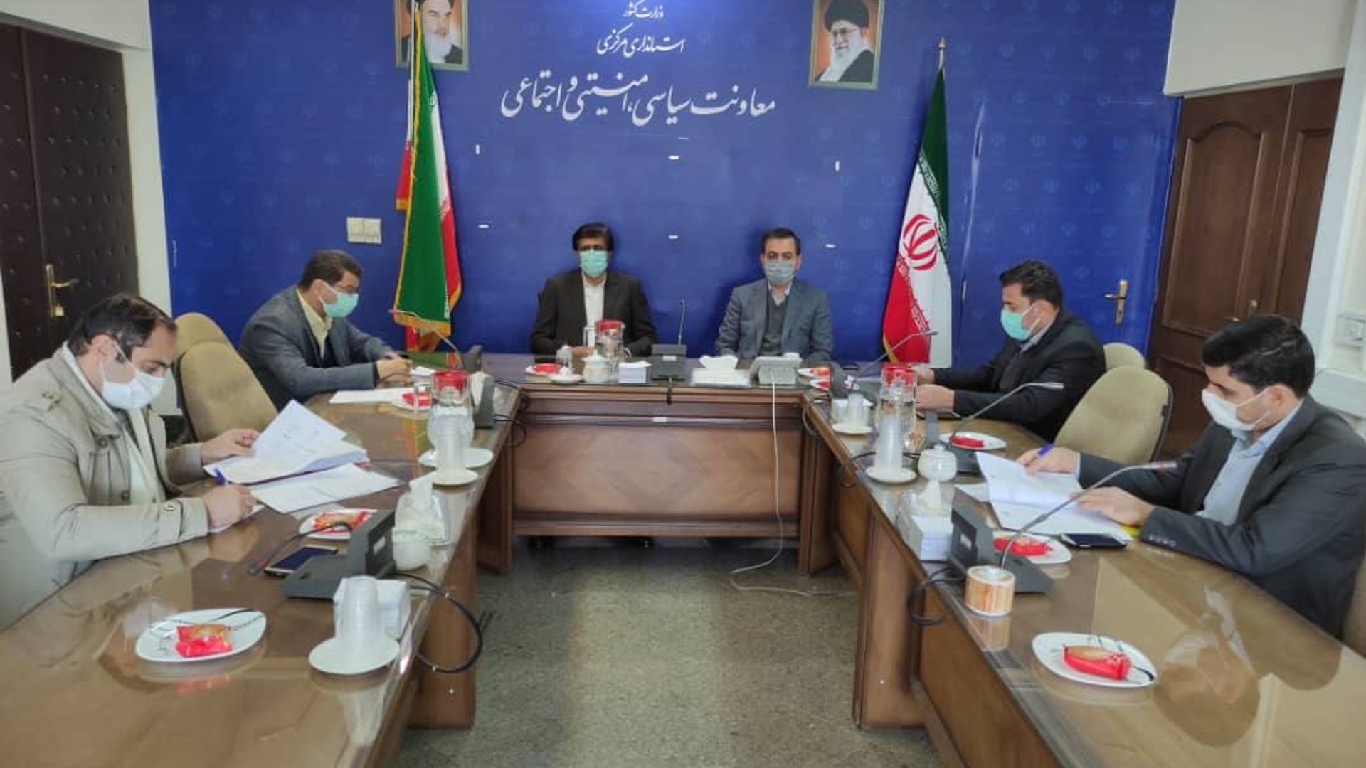 طی جلسه ای به ریاست معاون سیاسی،امنیتی و اجتماعی استاندار مرکزی با حضور سرپرست معاونت هماهنگی امور اقتصادی استانداری ، مدیران و مسئولین مربوطه شیوه نامه اعطای اقامت ویژه و تسهیلات به فعالان اقتصادی اتباع و مهاجرین خارجی بررسی شد