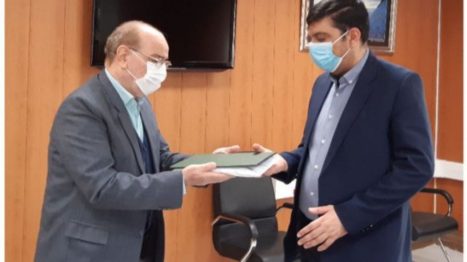 رئیس ستادبازسازی عتبات عالیات شهرستان اراک به همراه مسئول جذب ستاد، ملاقاتی با  مهندس هادی فرماندار شهرستان اراک دیدار و گفتگو کرد