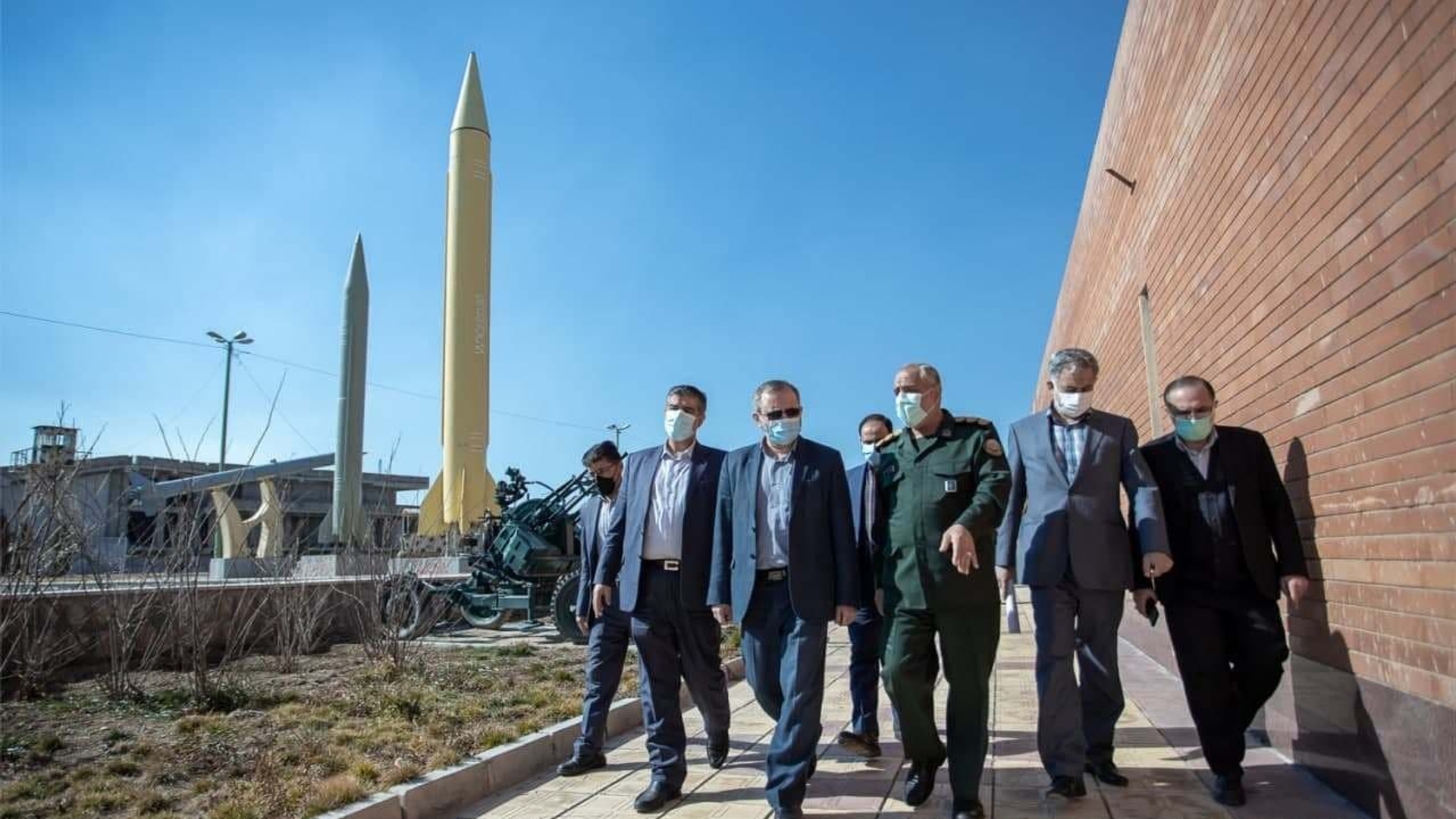 بازدید مسئولین از باغ موزه دفاع مقدس در اراک